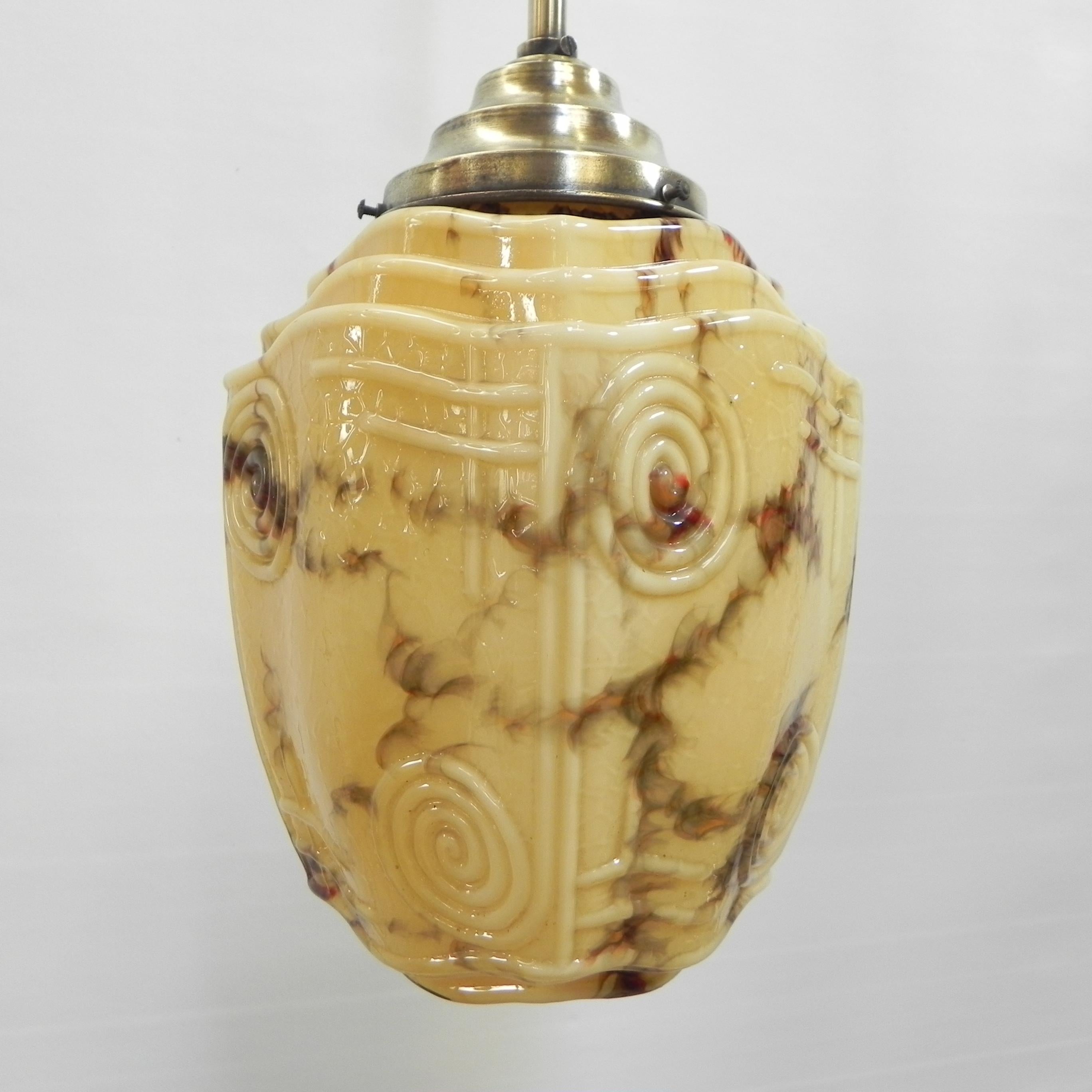 Laiton Lampe suspendue Art déco avec abat-jour en verre marbré en vente