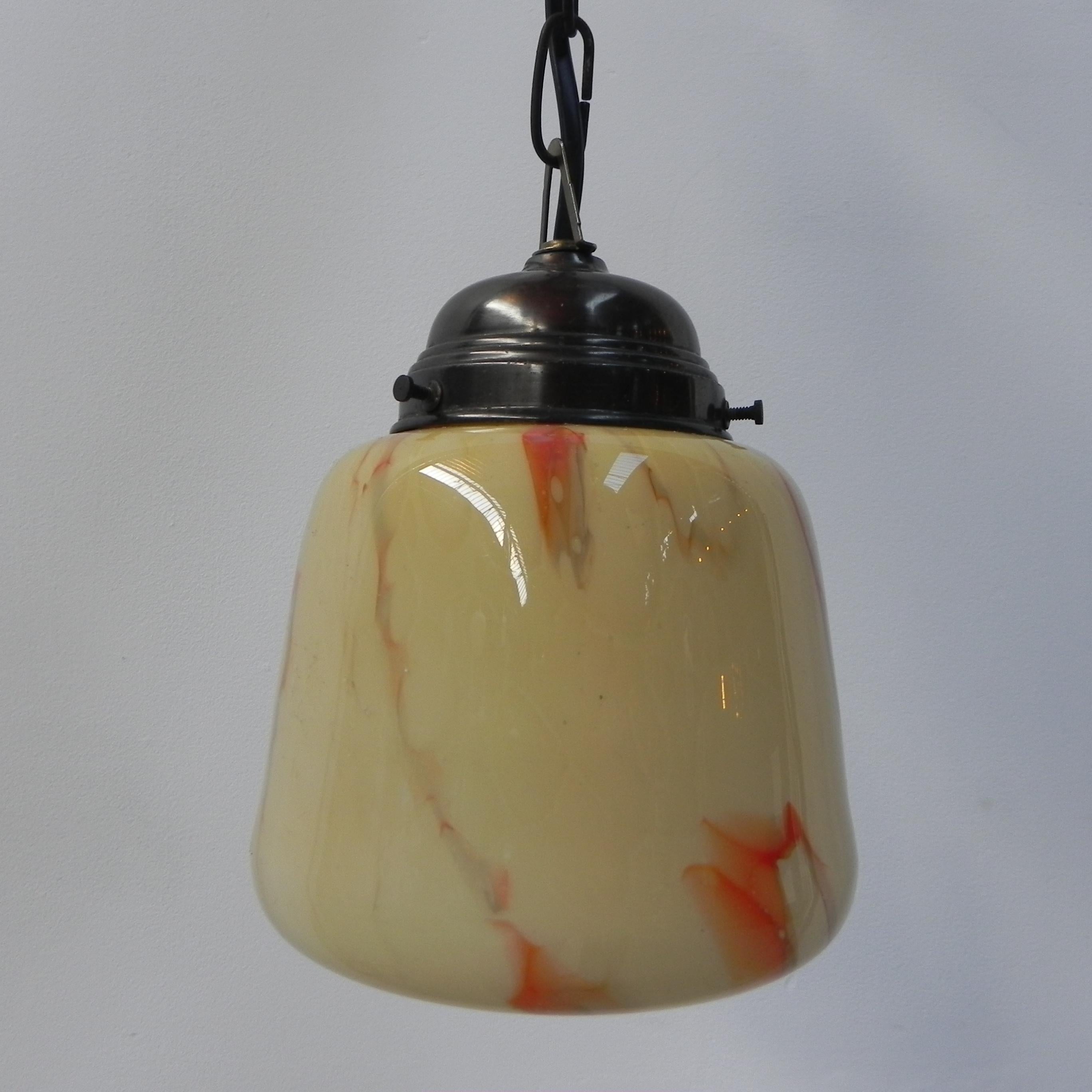 Lampe suspendue Art déco avec abat-jour en verre marbré en vente 1