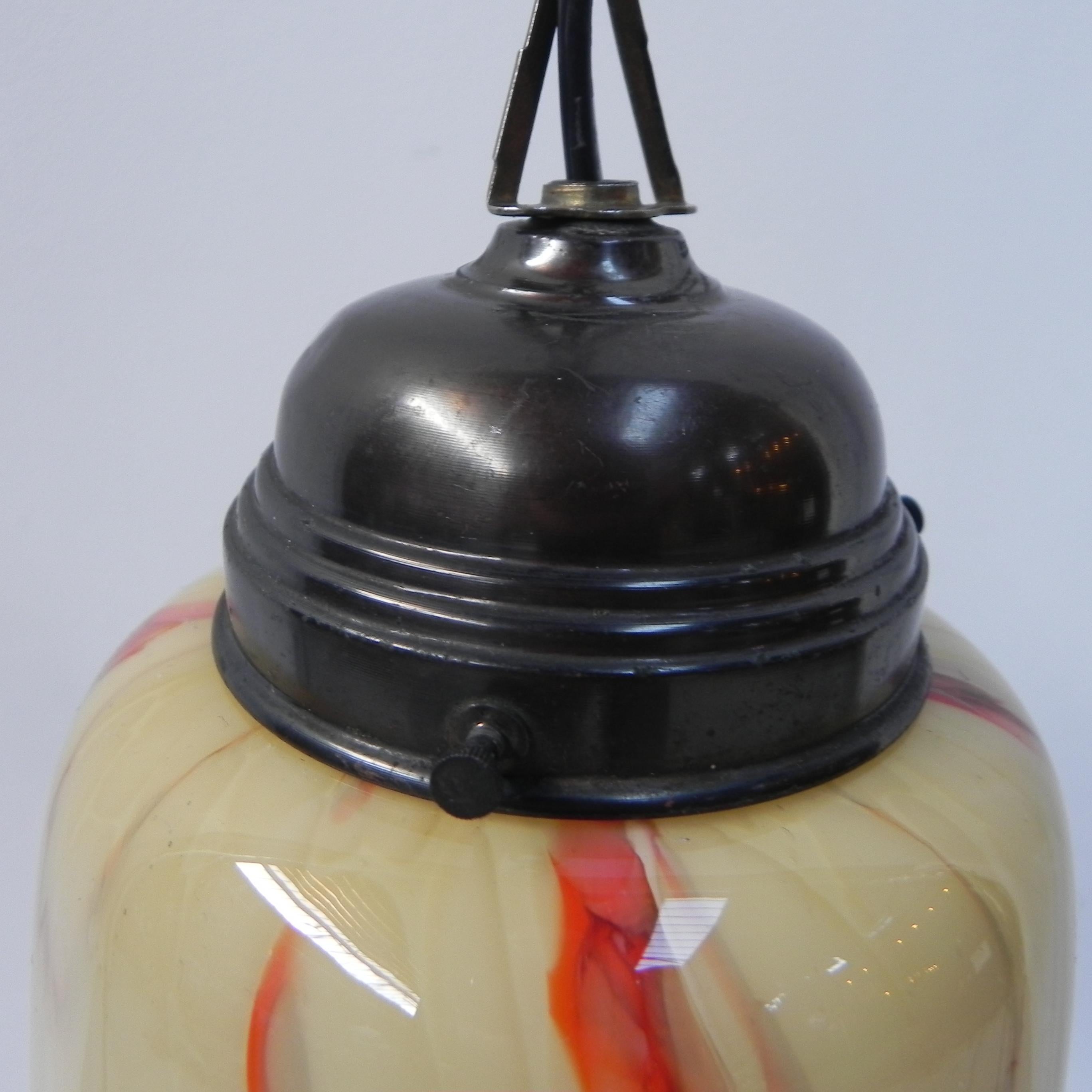 Lampe suspendue Art déco avec abat-jour en verre marbré en vente 2