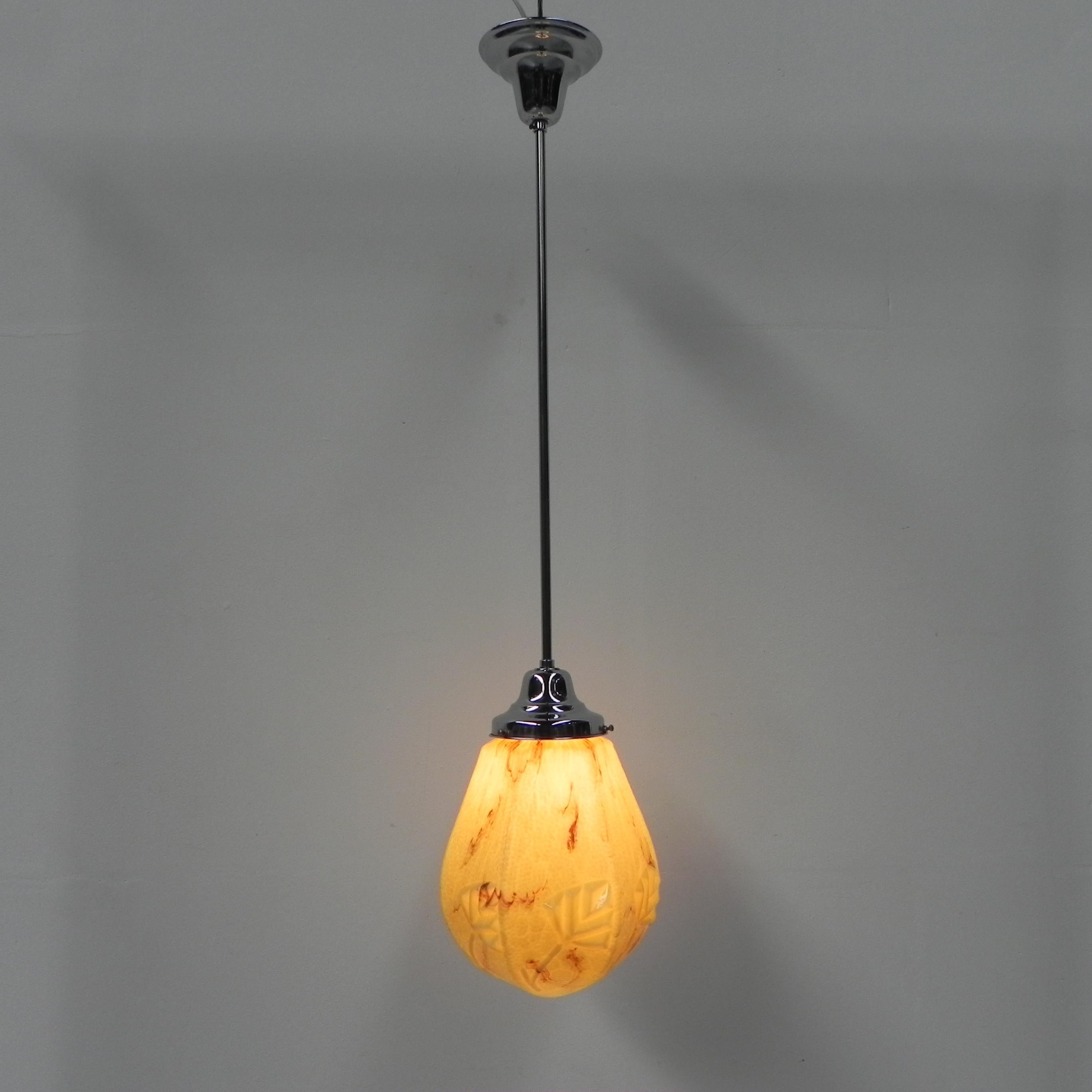 Lampe suspendue Art déco avec abat-jour hexagonal marbré en vente 6