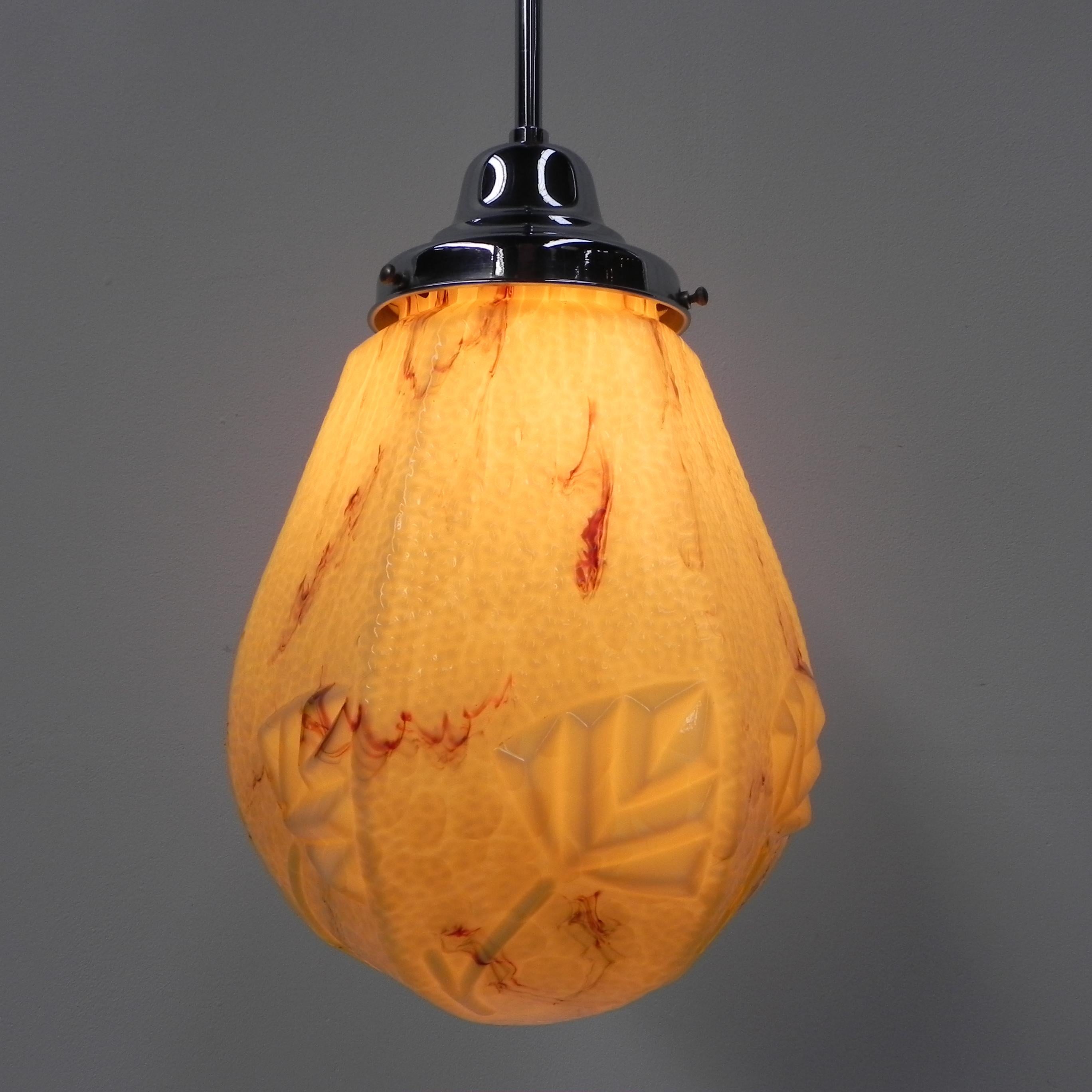 Lampe suspendue Art déco avec abat-jour hexagonal marbré en vente 7