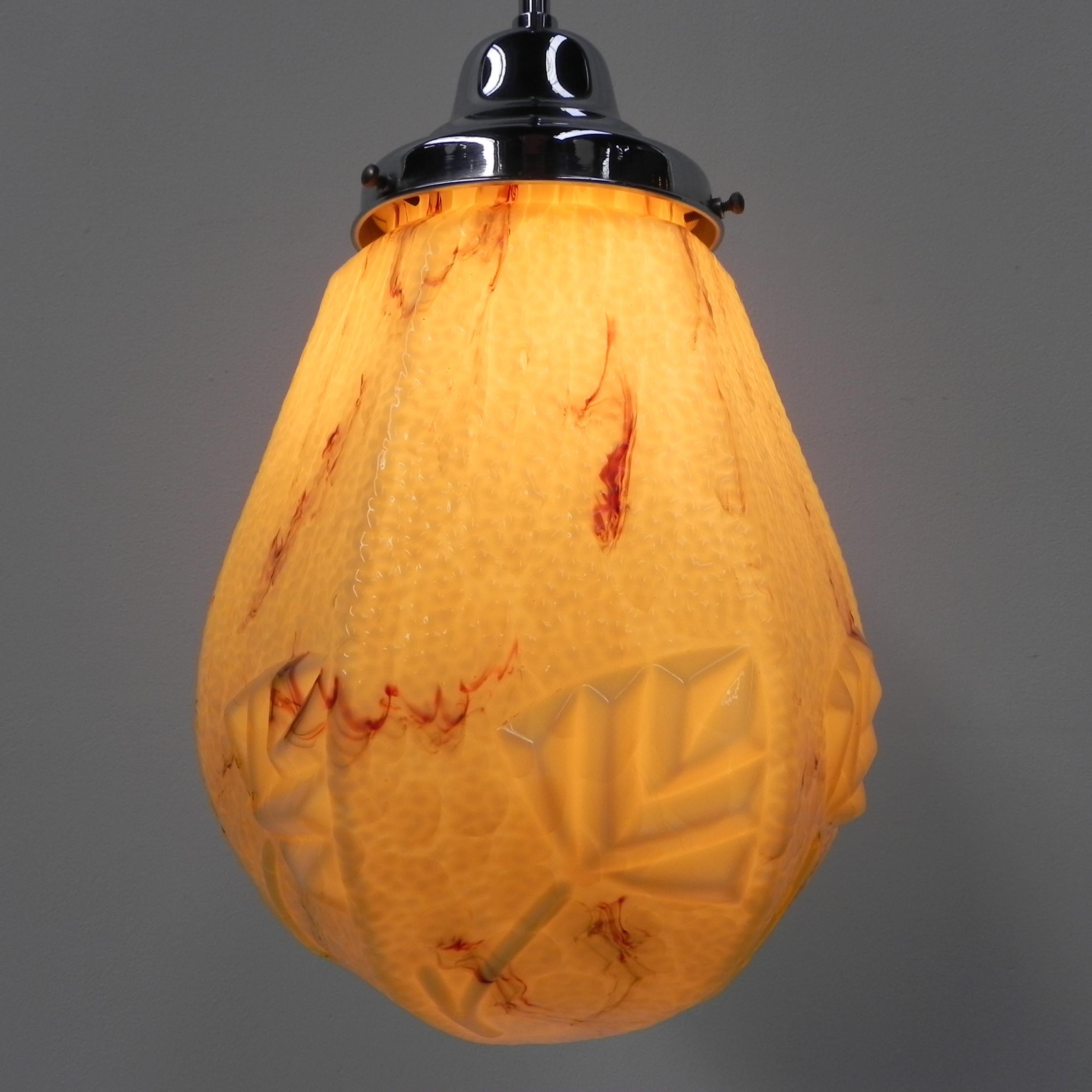 Lampe suspendue Art déco avec abat-jour hexagonal marbré en vente 8