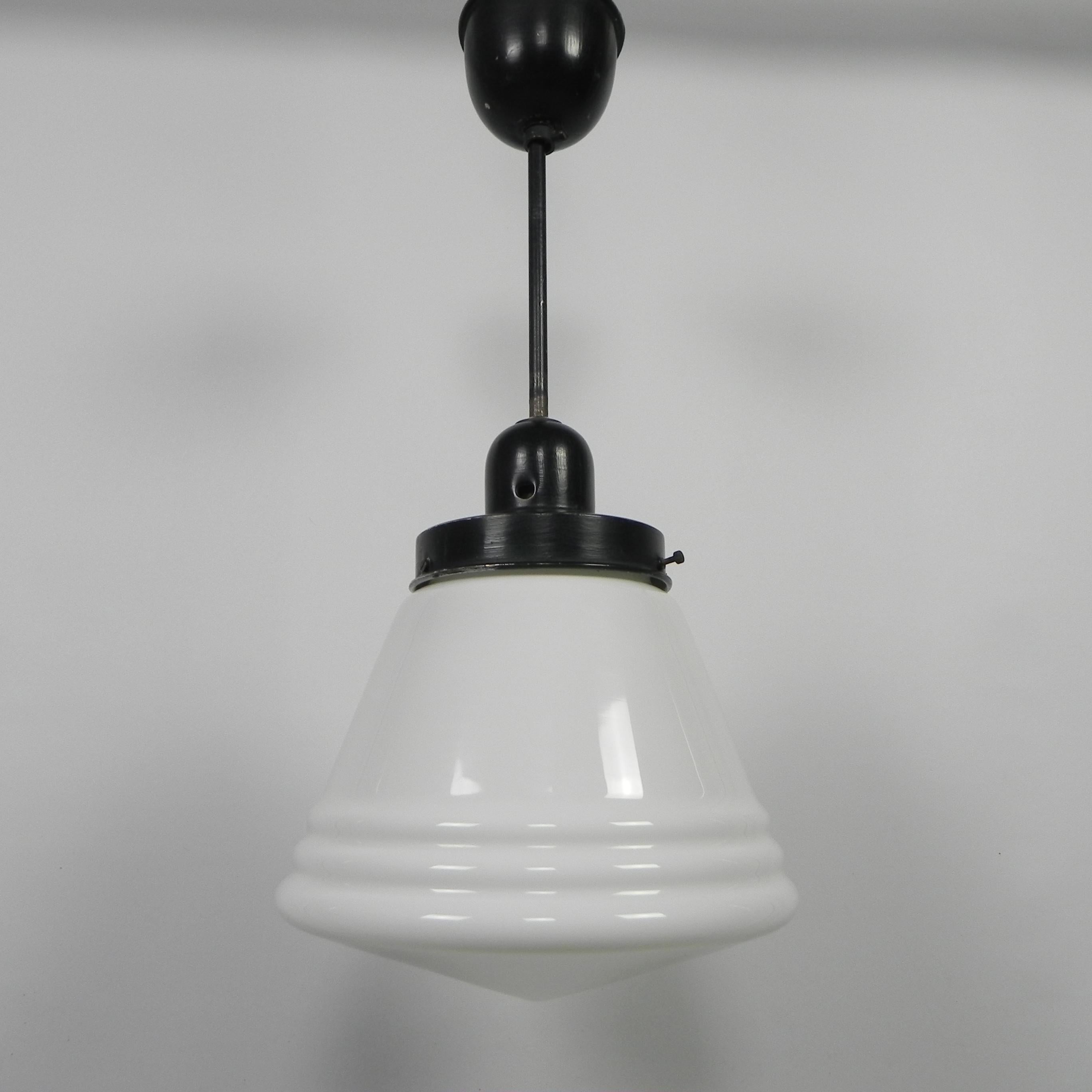 Höhe: 50 cm.
Ø: 22 cm.
Höhe des Schirms: 18 cm.
Die Lampe hat eine große Glühbirnenfassung (E27)
und neues Thema.
Herkunft: Niederlande, 1930er Jahre.
MATERIAL: Glas, Aluminium, Stahl.
Alle unsere Lampen sind für LED-Lampen geeignet.