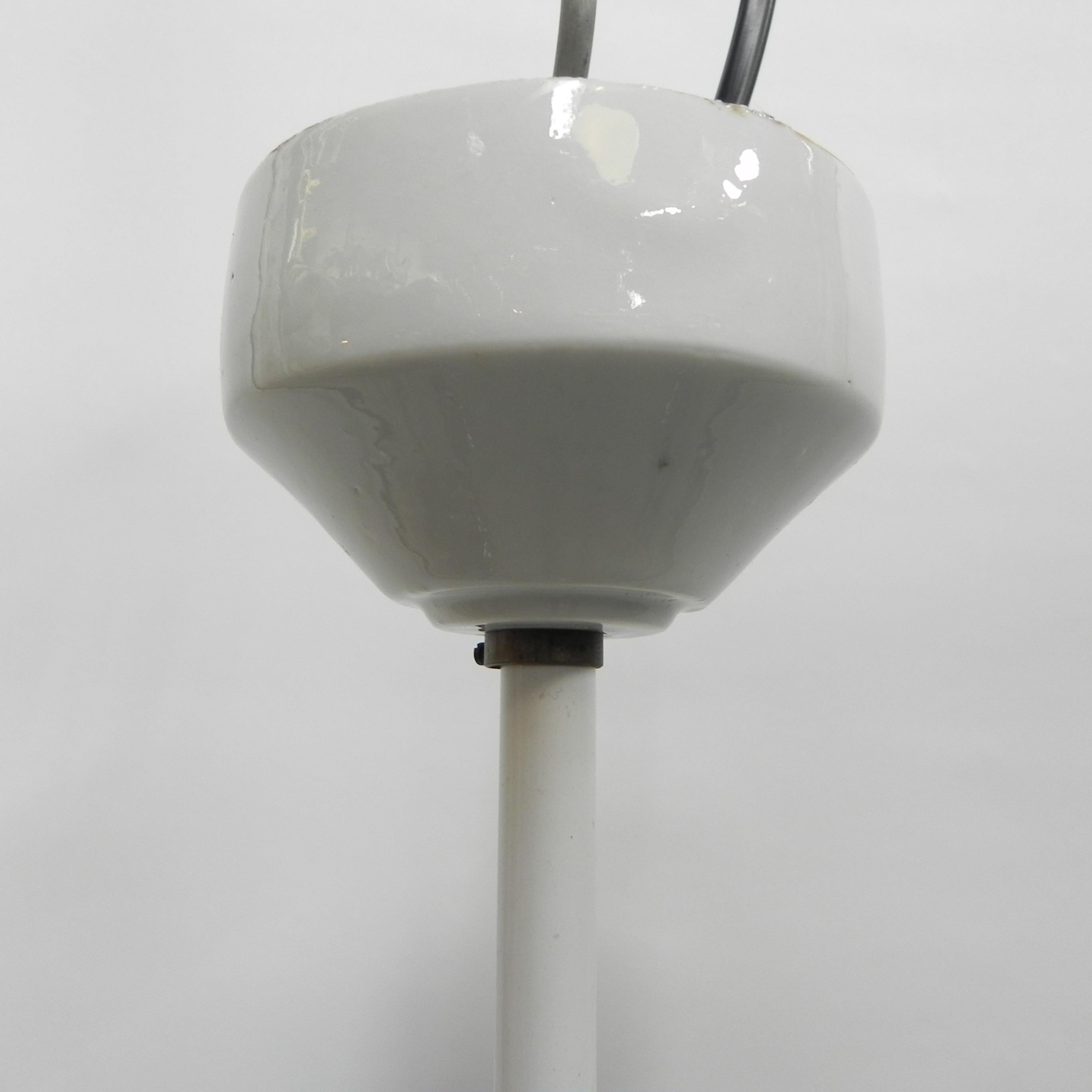 Art Deco Hängelampe mit achteckigem Milchglasschirm (Emaille) im Angebot