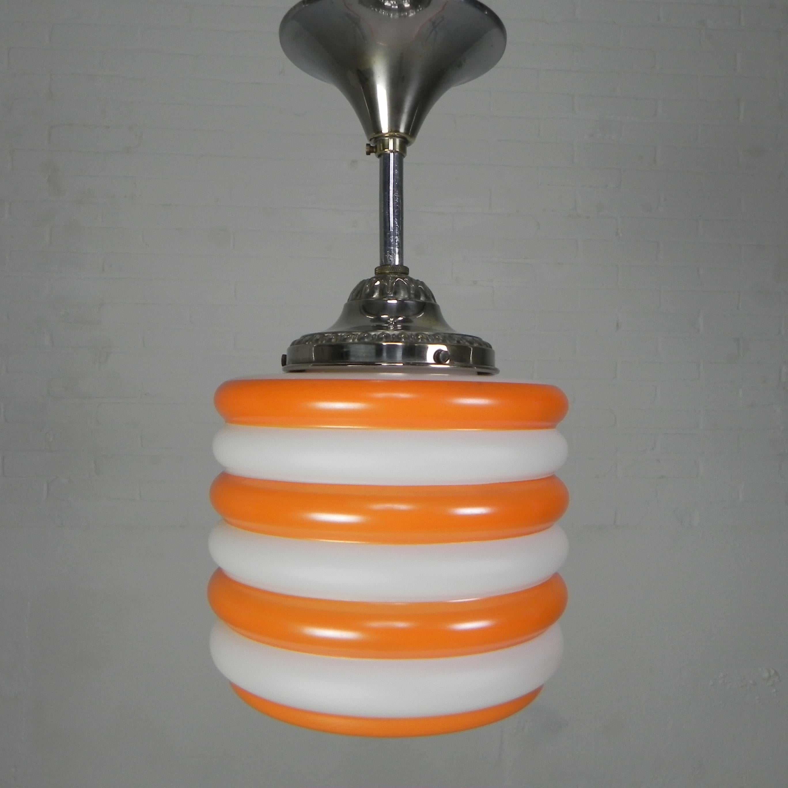 Höhe: 34 cm.
Ø: 18 cm.
Höhe des Schirms: 217 cm.
Die Lampe hat eine große Glühbirnenfassung (E27)
und neues Thema.
Herkunft: Frankreich, 1930er Jahre.
MATERIAL: Glas / verchromtes Messing.
Alle unsere Lampen sind für LED-Lampen geeignet.