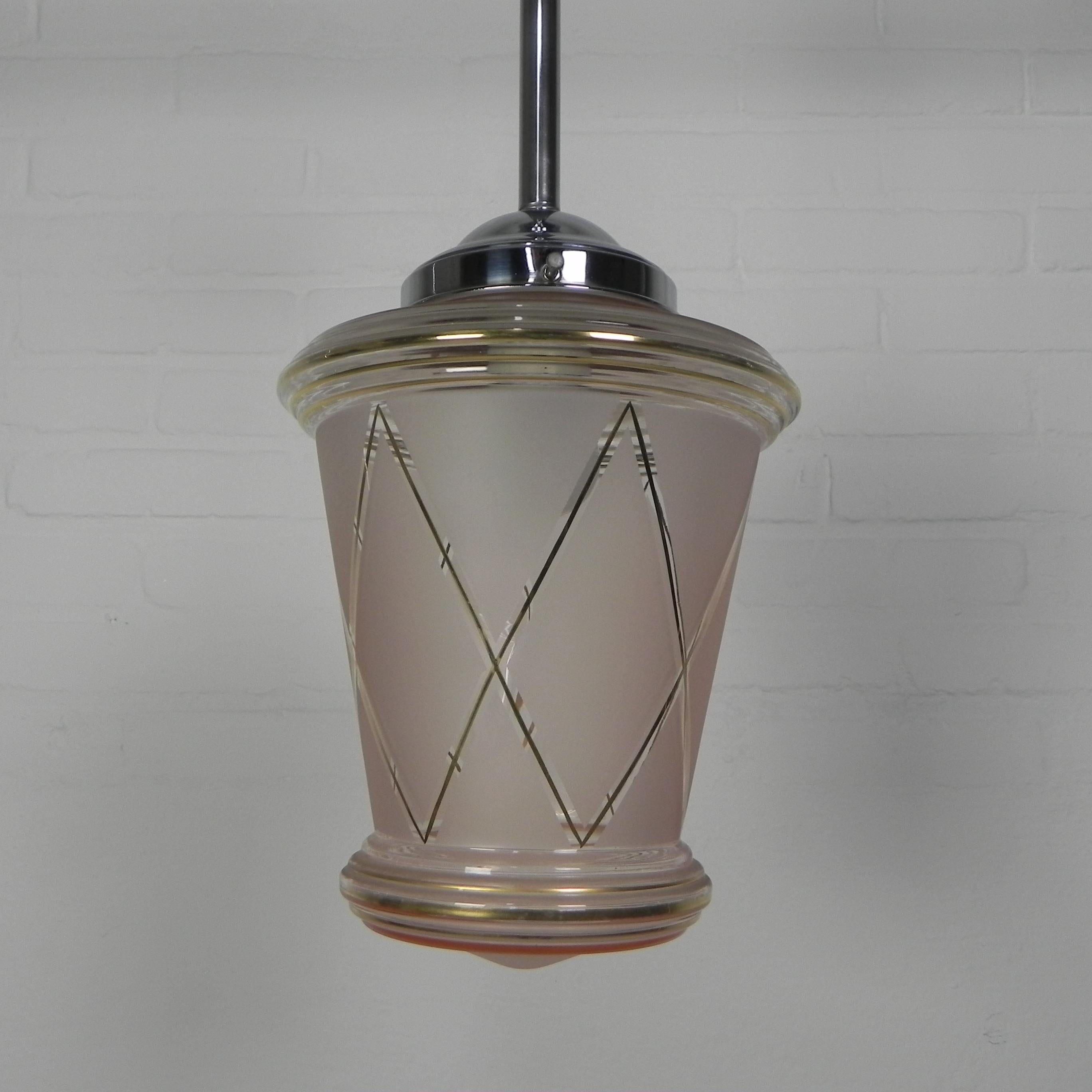 Height: 49 cm.
Ø: 19 cm.
Shade height: 22 cm.
The lamp has a new wire
and large bulb holder (E27).
The top cover has a small chip in the edge.
Origin: France, 1930s.
Material: glass / chrome-plated brass.
All our lamps are suitable for LED lamps.