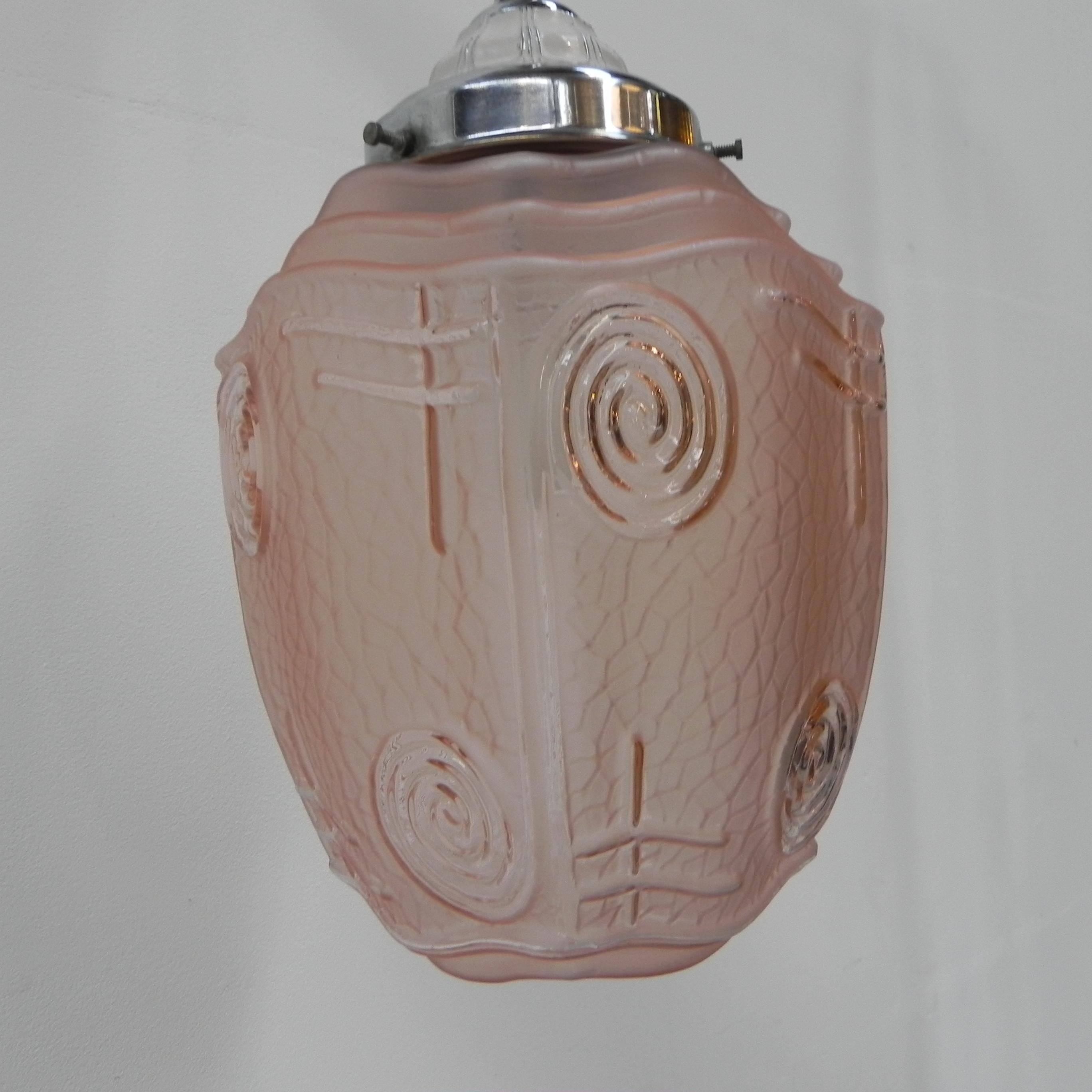 Laiton Lampe suspendue Art déco avec abat-jour en verre rose en vente