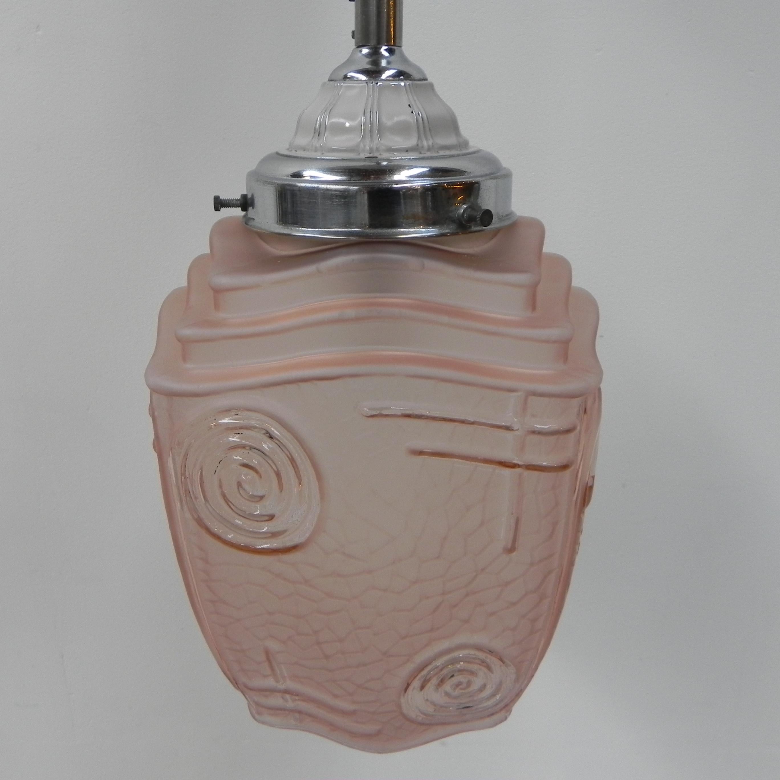 Lampe suspendue Art déco avec abat-jour en verre rose en vente 2