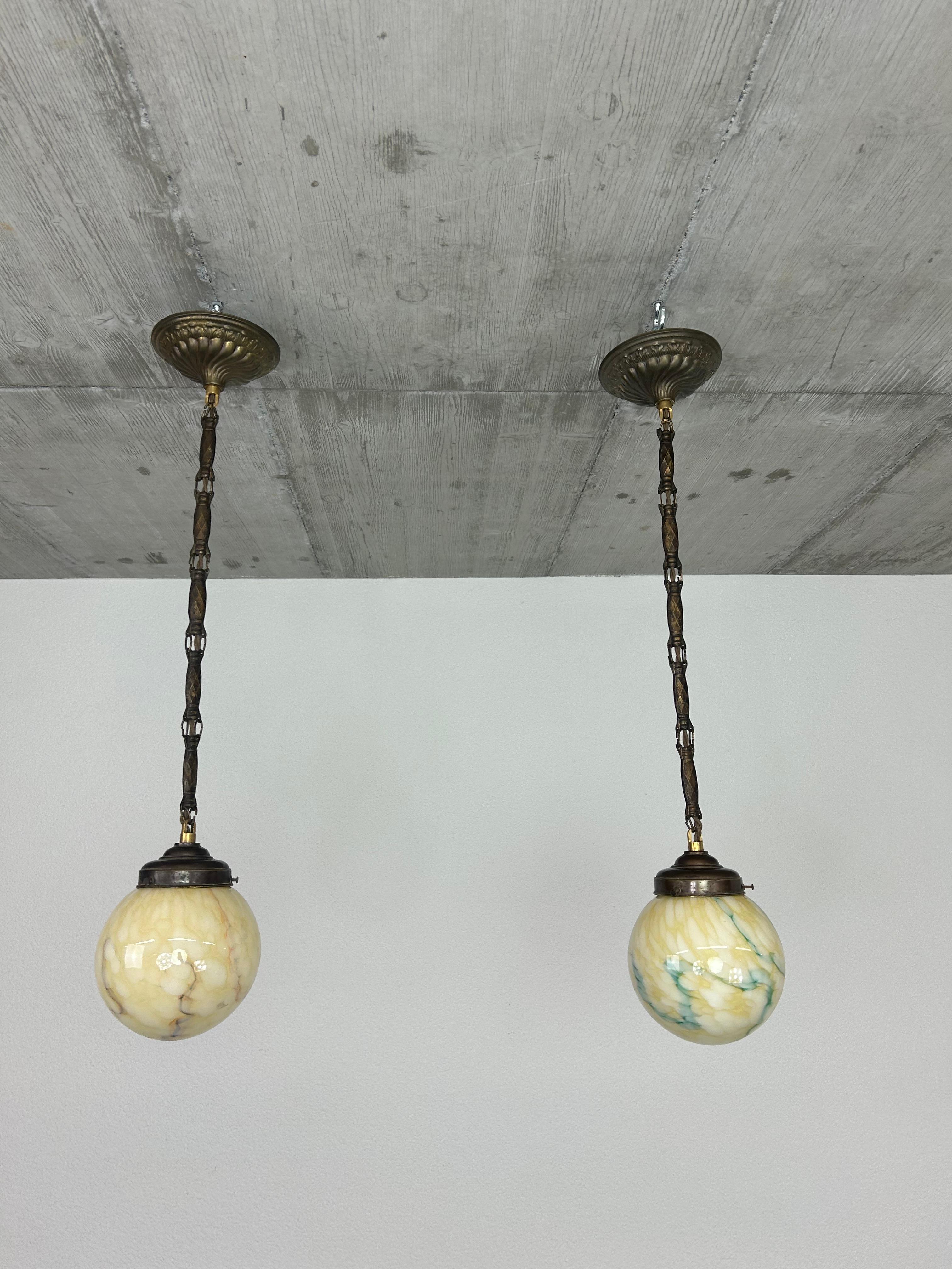 Lampade a sospensione Art déco in ottime condizioni originali. Ogni lampada ha un paralume diverso.