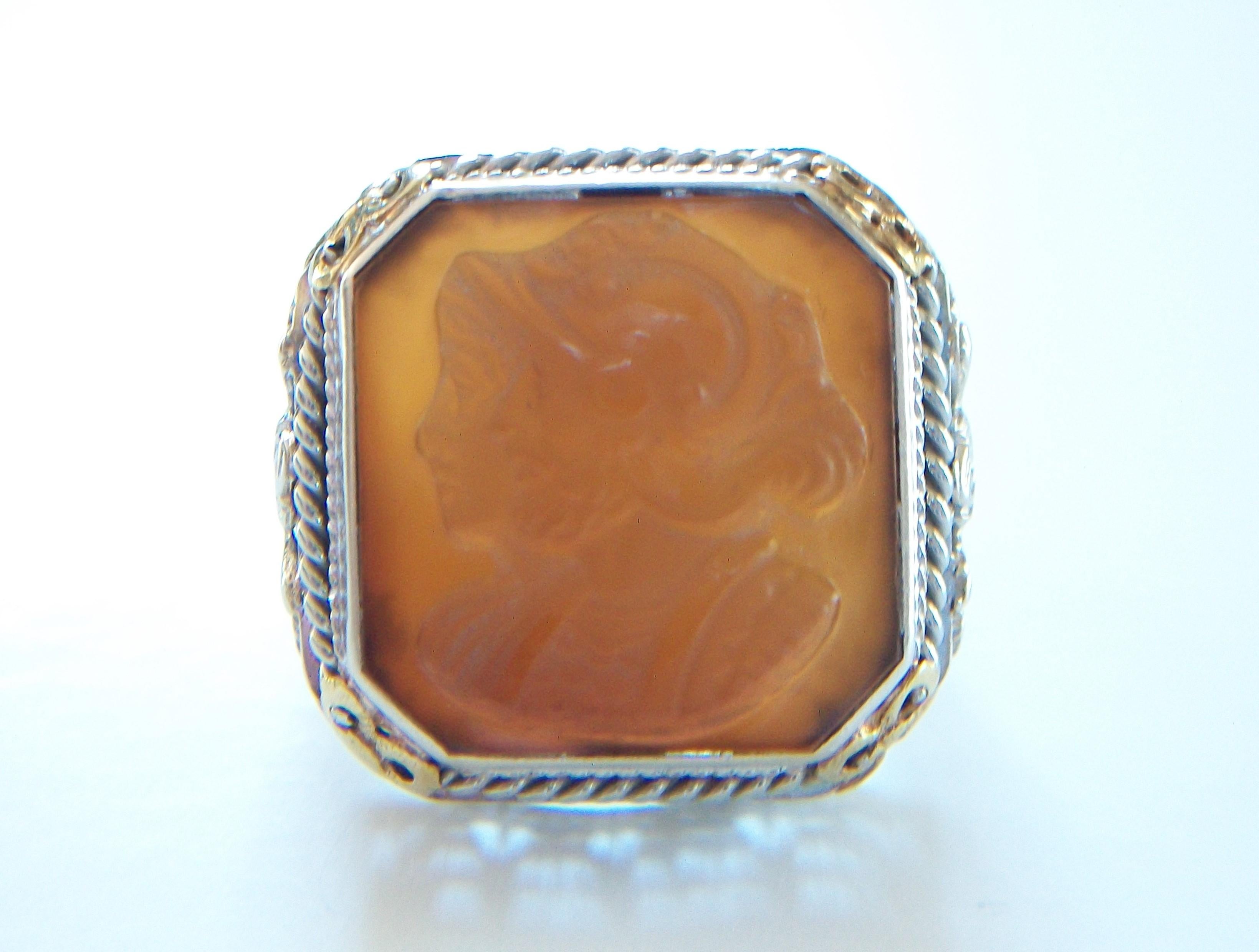 Art Deco Hardstone Cameo & 14K White Gold Filigree Ring - U.S. - Circa 1930's For Sale 6