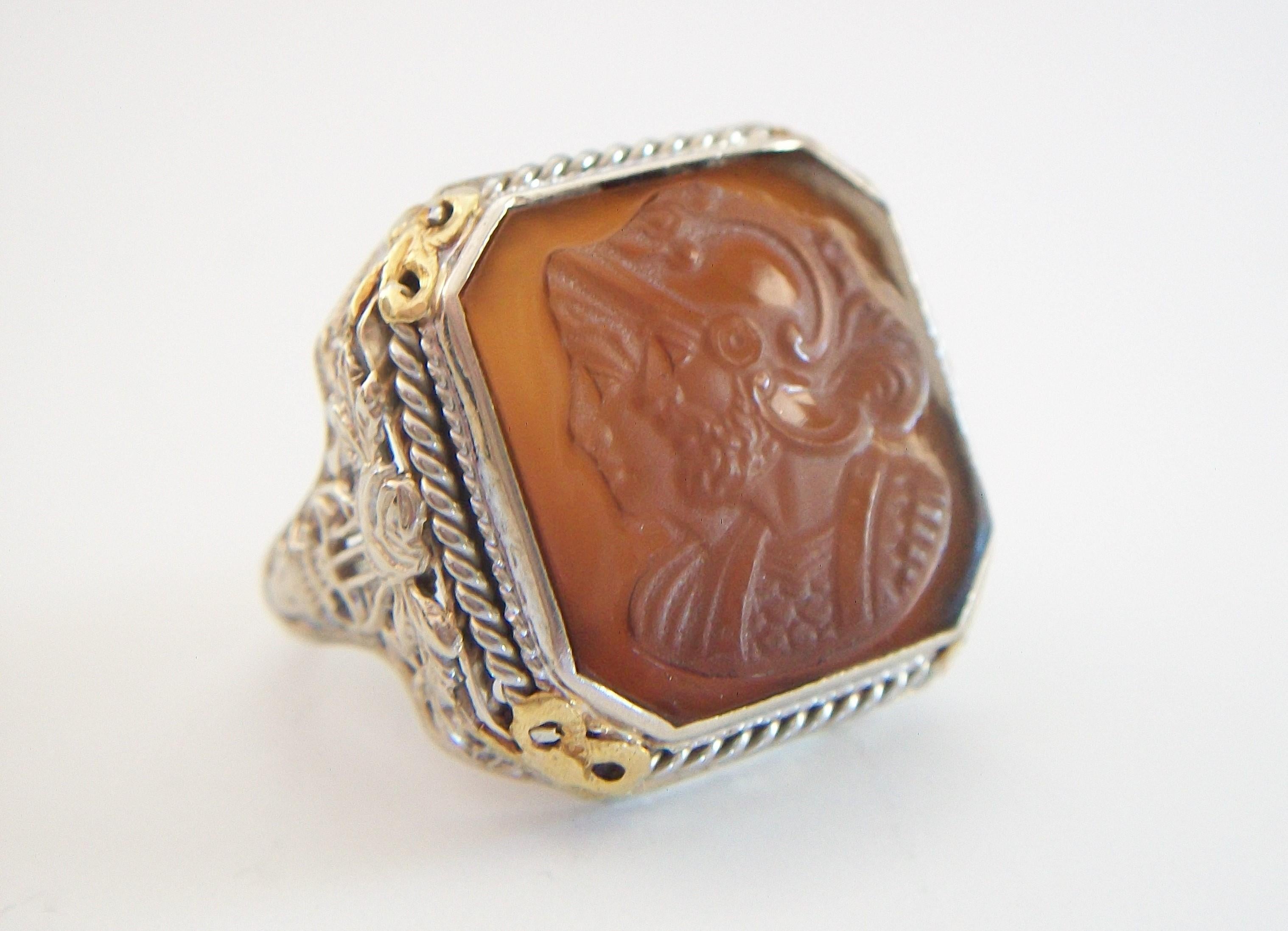 Art Deco Hardstone Cameo & 14K White Gold Filigree Ring - U.S. - Circa 1930's For Sale 4