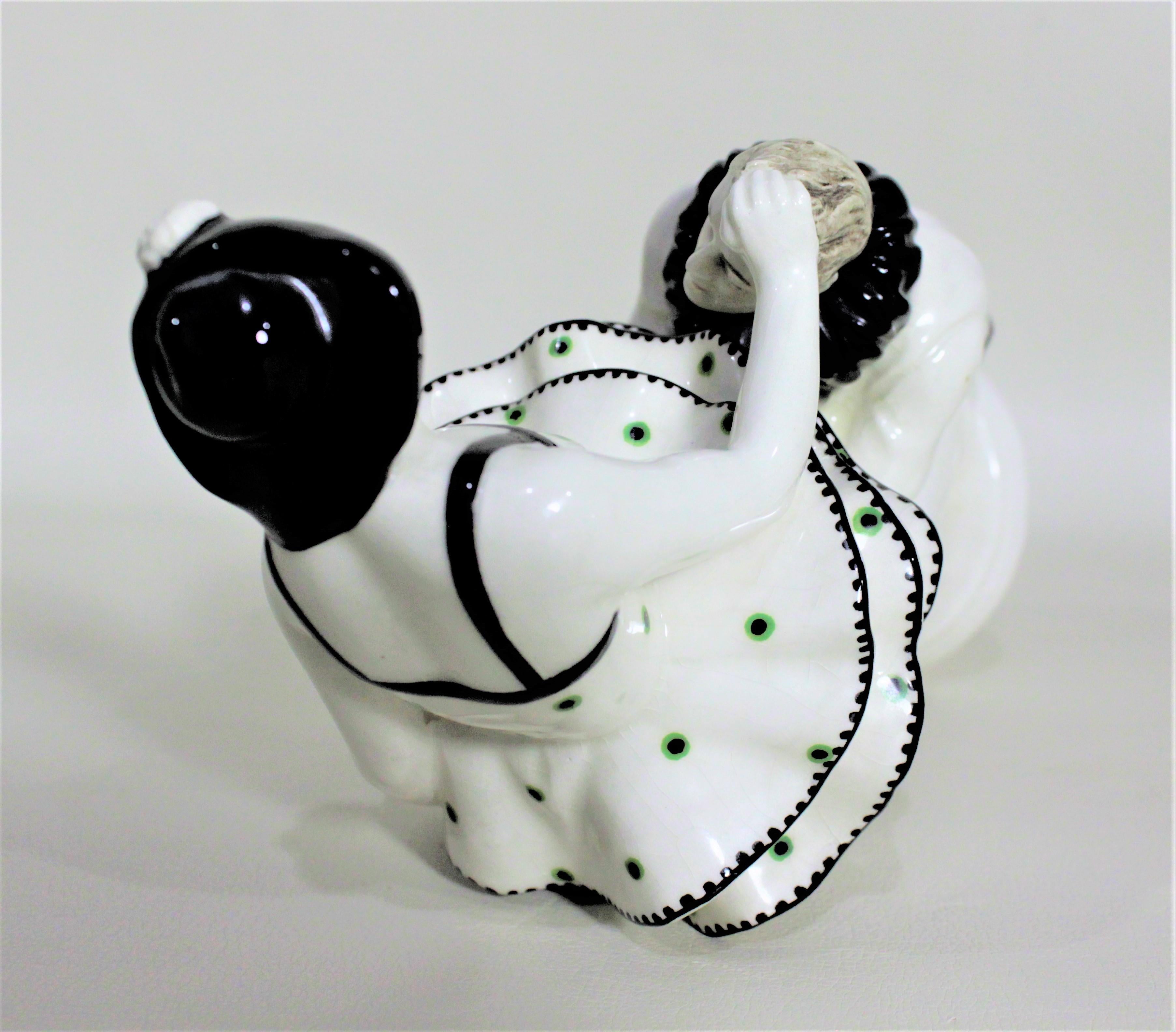 20ième siècle Figurine Arlequin Art Déco en faïence émaillée en vente