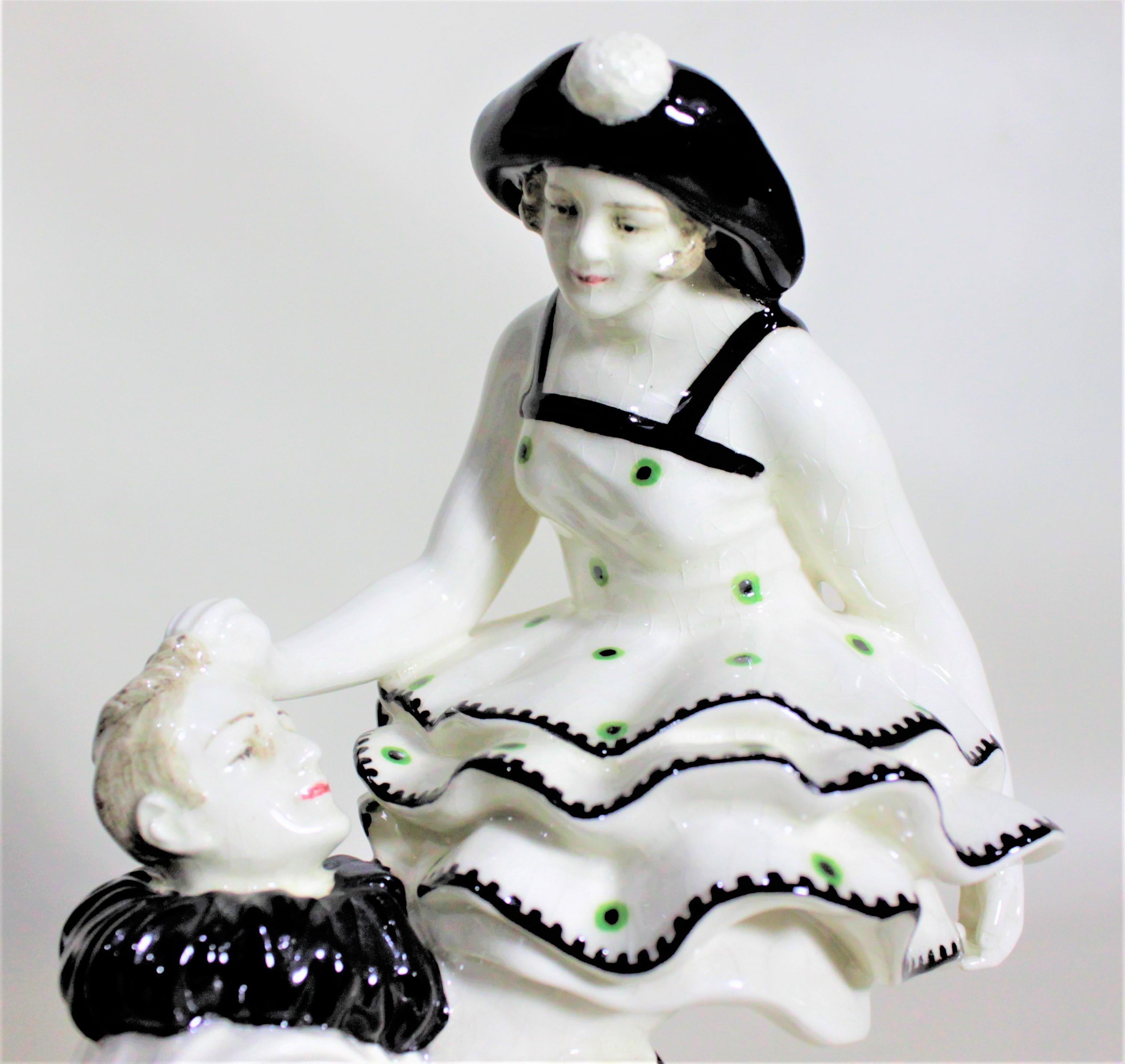 Poterie Figurine Arlequin Art Déco en faïence émaillée en vente
