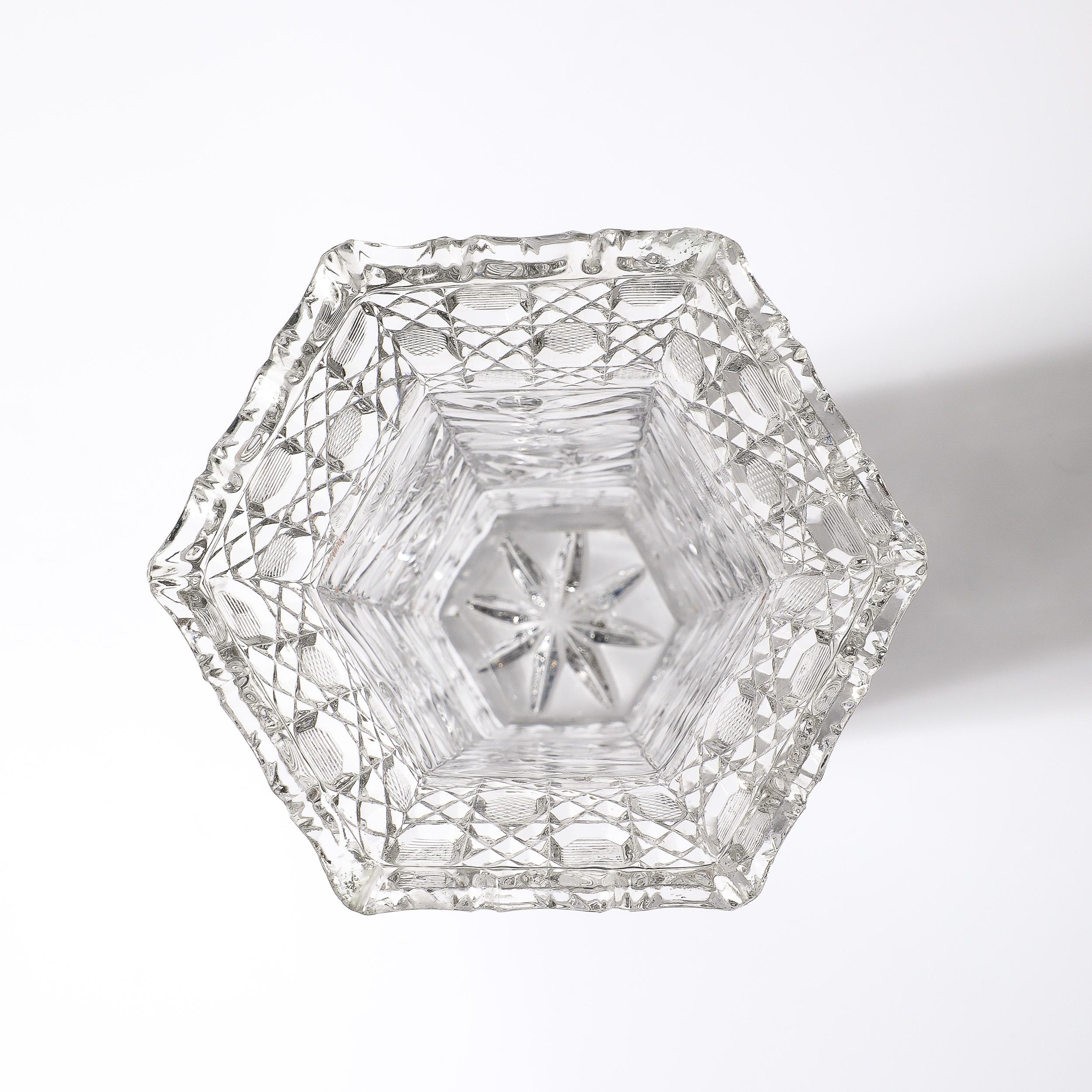 Achteckige Art-Déco-Vase aus geschliffenem Kristall mit floralem und geometrischem Detail, Harvard-Muster, Art déco im Angebot 14