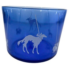 La coupe à glace Art Déco « Show Dog » en verre bleu cobalt de la série Sportsman