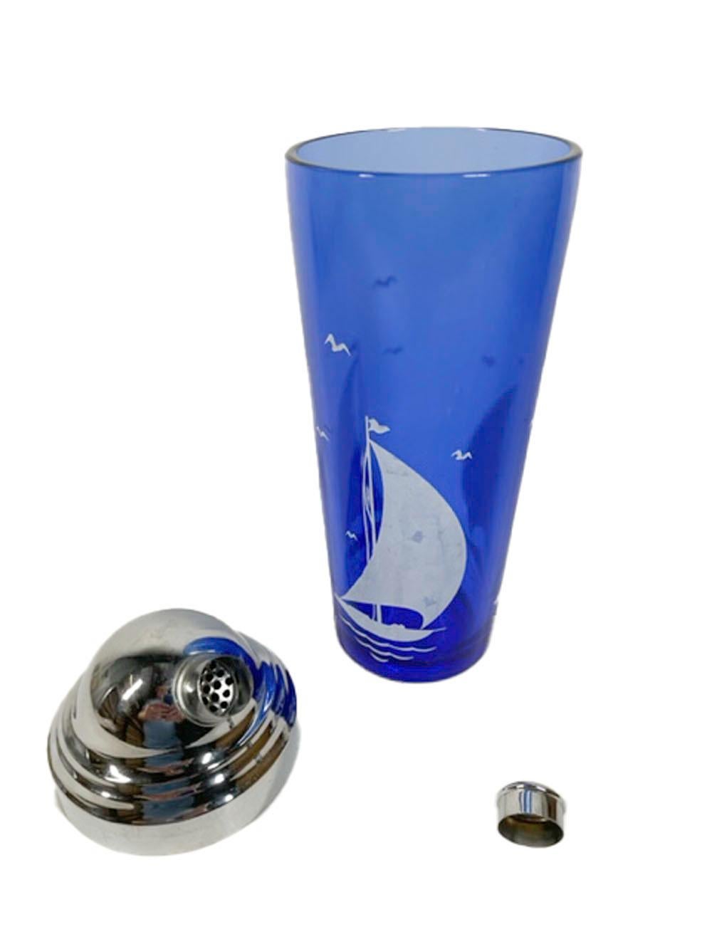 Art déco, Cocktailshaker aus Hazelglas mit weißem Segelboot auf kobaltfarbenem Glas (amerikanisch) im Angebot