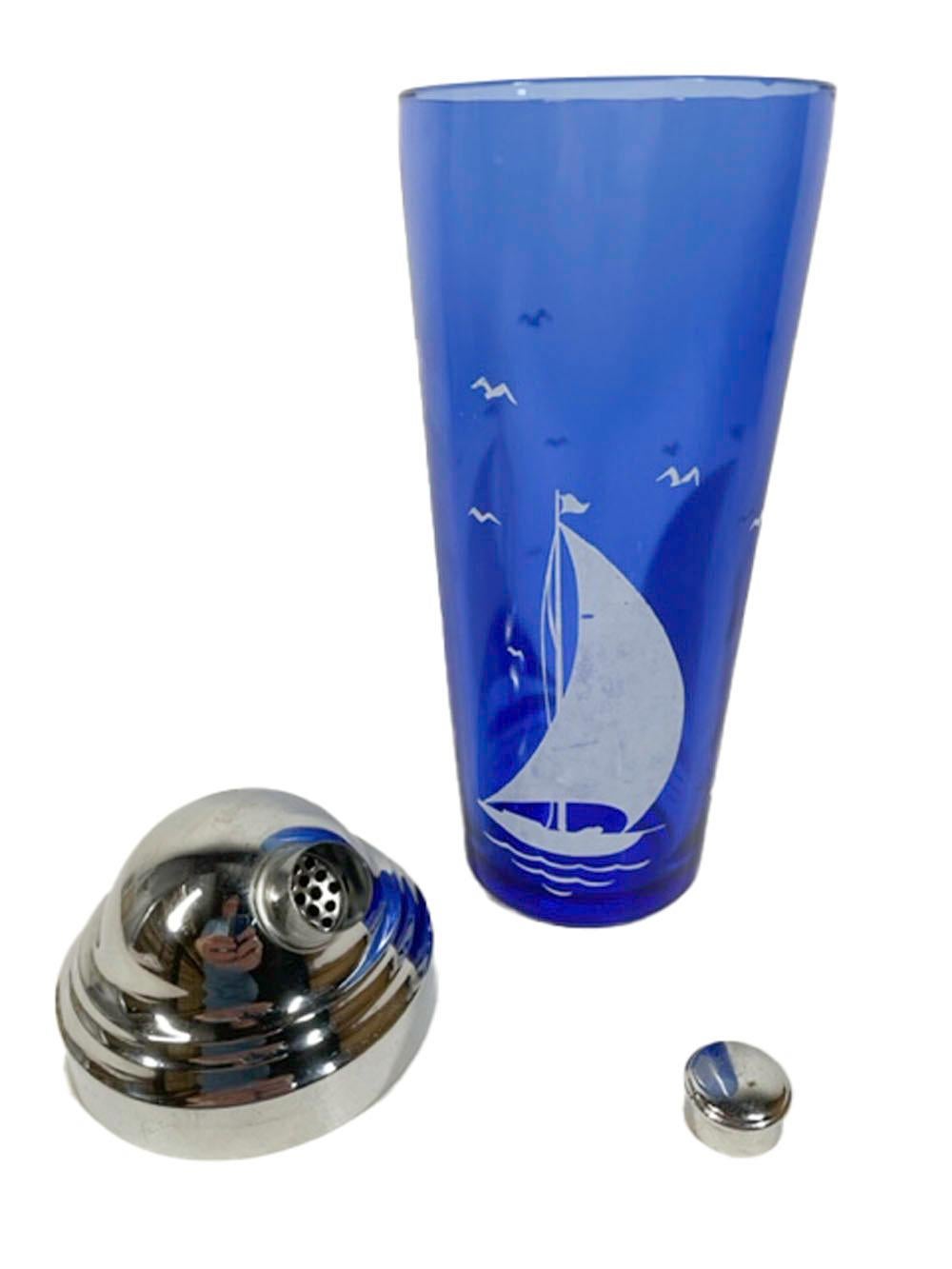 Américain Shaker à cocktail Art Déco en verre à chaton avec voilier blanc sur verre cobalt en vente