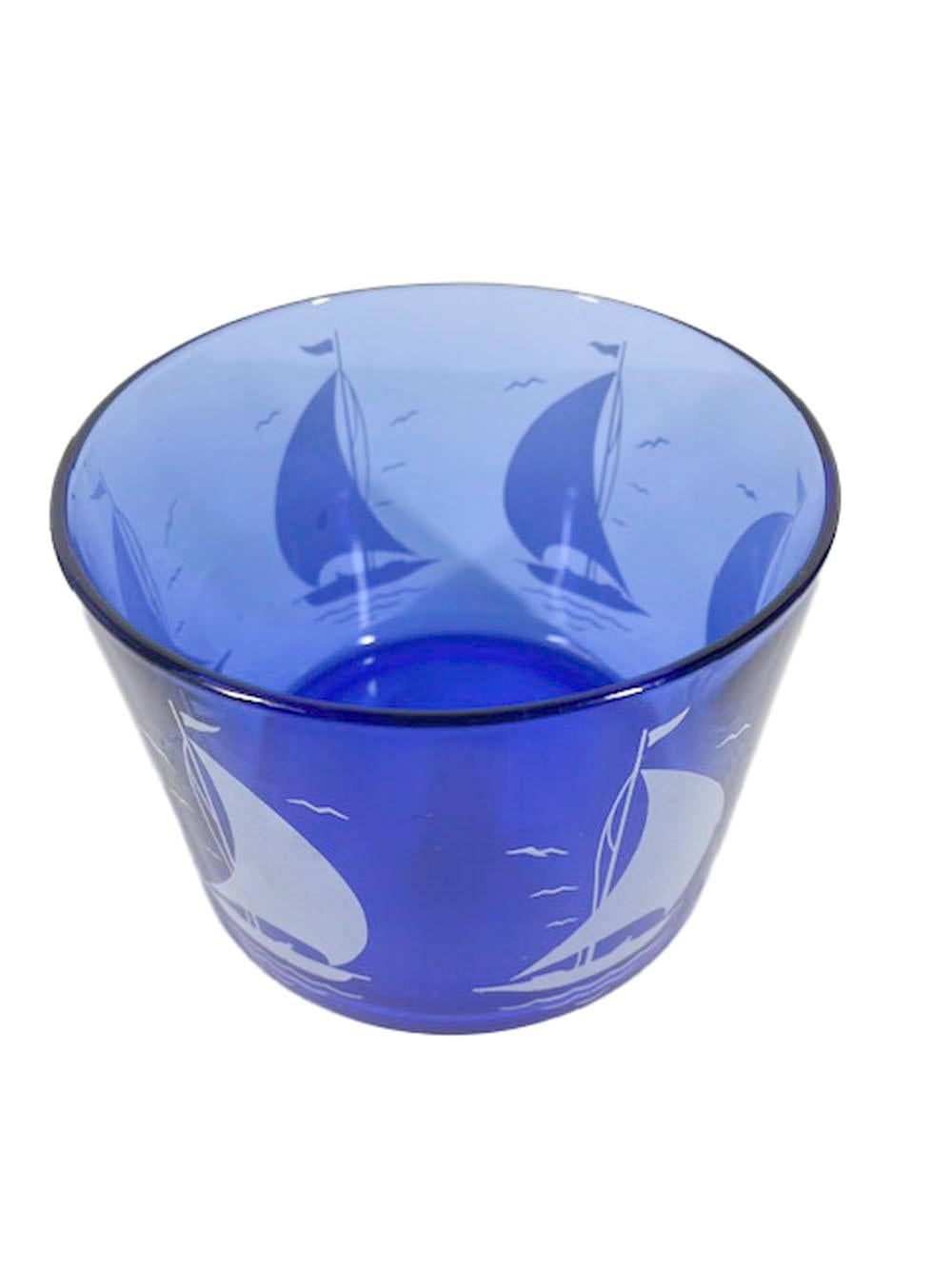 Coupe à glace Art Déco en verre bleu cobalt avec des voiliers blancs de la série Sportsman de Hazel-Atlas Glassware.
