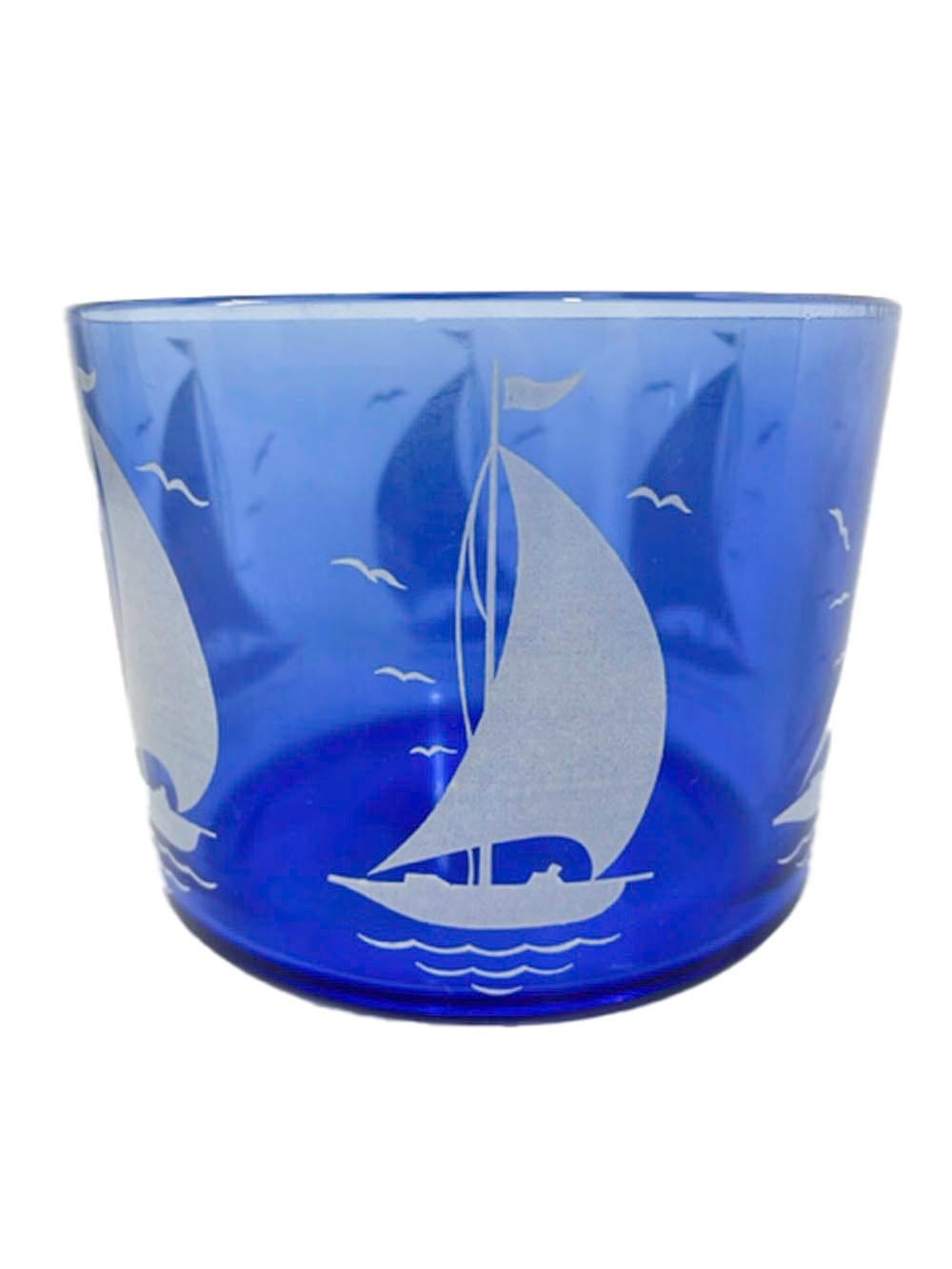 Art-Deco-Eisschale aus kobaltblauem Glas mit weißen Segelbooten aus der Sportsman-Serie von Hazel-Atlas Glassware.