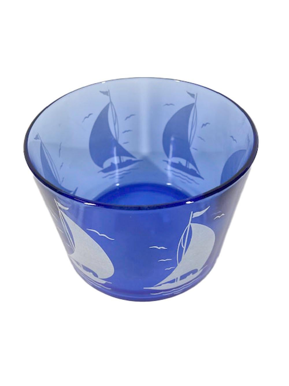 Eisschale aus der Atlas Sportsman Series, Kobalt mit weißen Segelbooten, Art déco (amerikanisch)