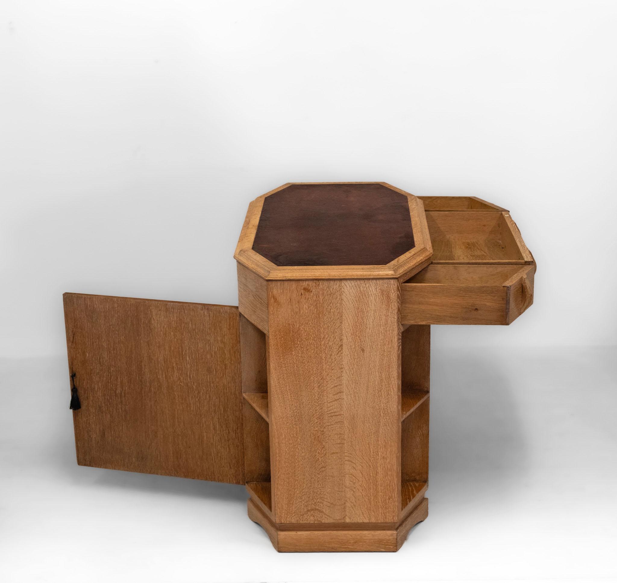 20ième siècle Art Deco Heals Limed Oak Octagonal Writing Desk Double Sided Bookcase 1930 en vente