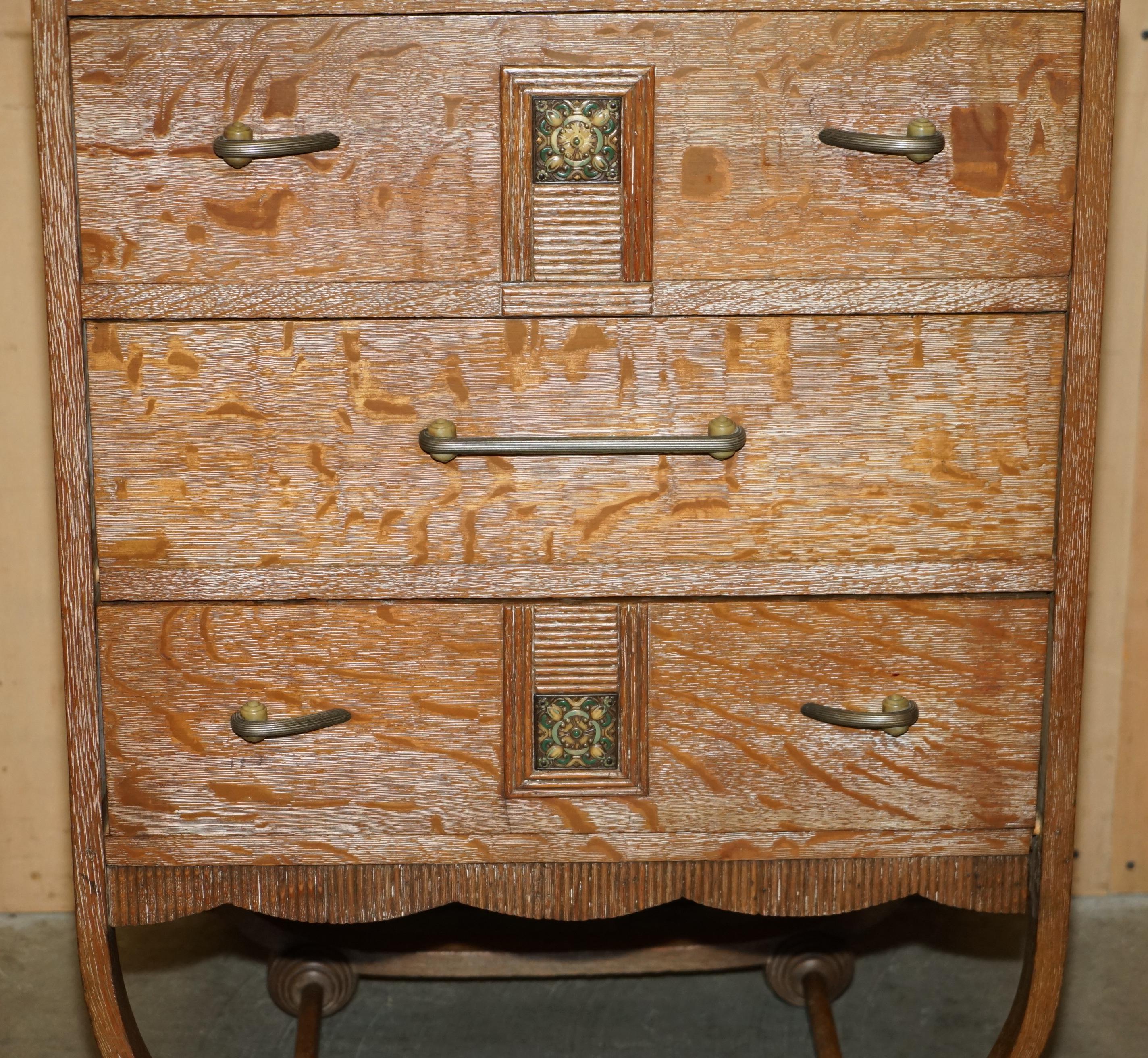 ART DECO HEALS LONDON LIMED OAK TALL CHEST OF DRAWERS OF A LARGE SUiTE (Englisch) im Angebot
