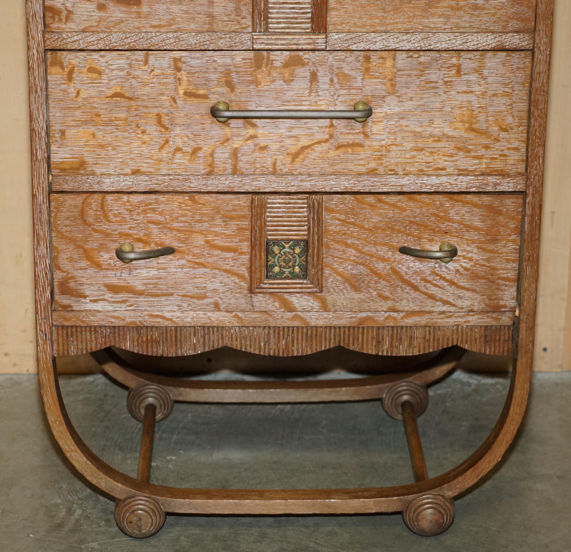 ART DECO HEALS LONDON LIMED OAK TALL CHEST OF DRAWERS OF A LARGE SUiTE (Gekalkt) im Angebot