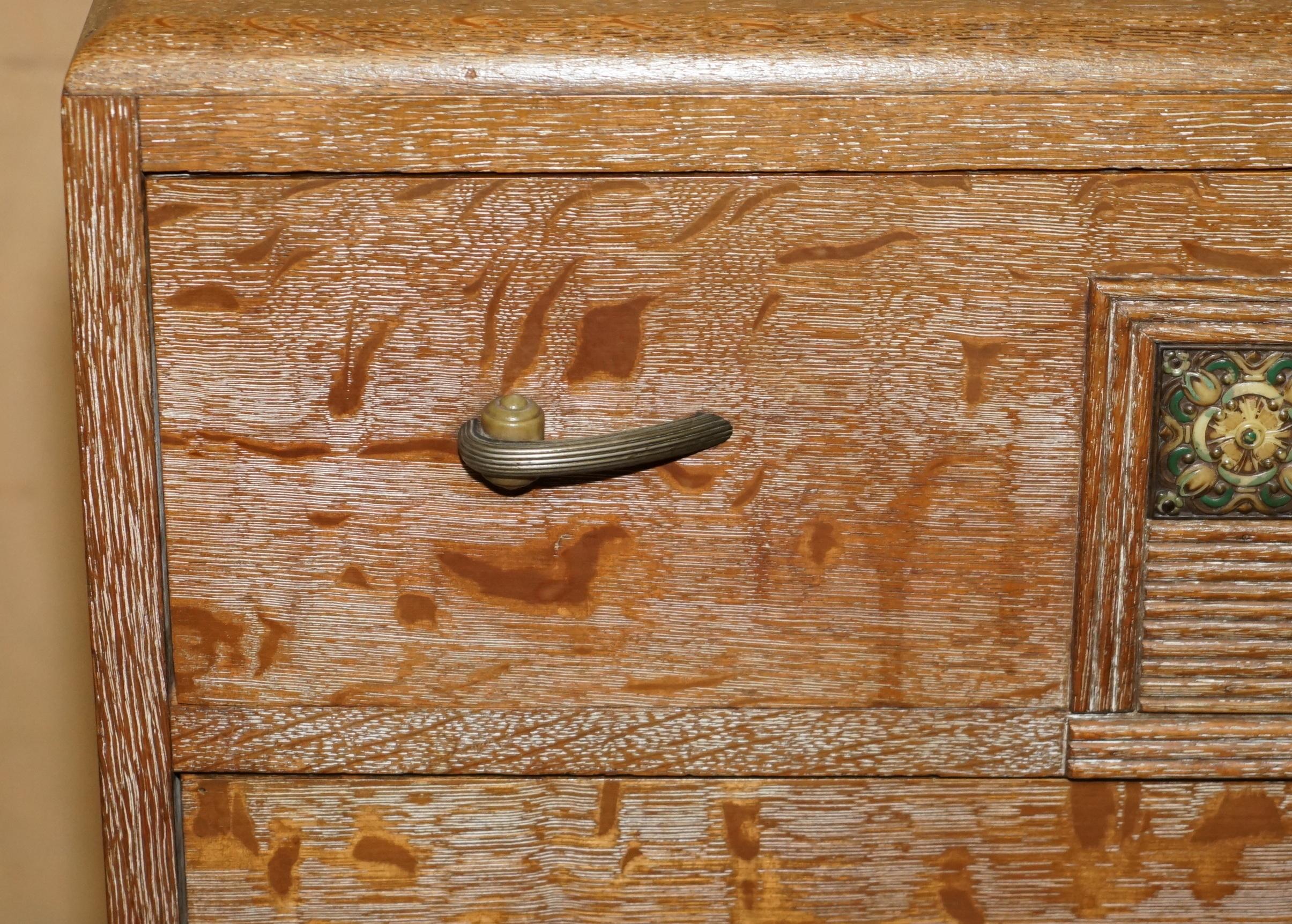 ART DECO HEALS LONDON LIMED OAK TALL CHEST OF DRAWERS OF A LARGE SUiTE (Frühes 20. Jahrhundert) im Angebot