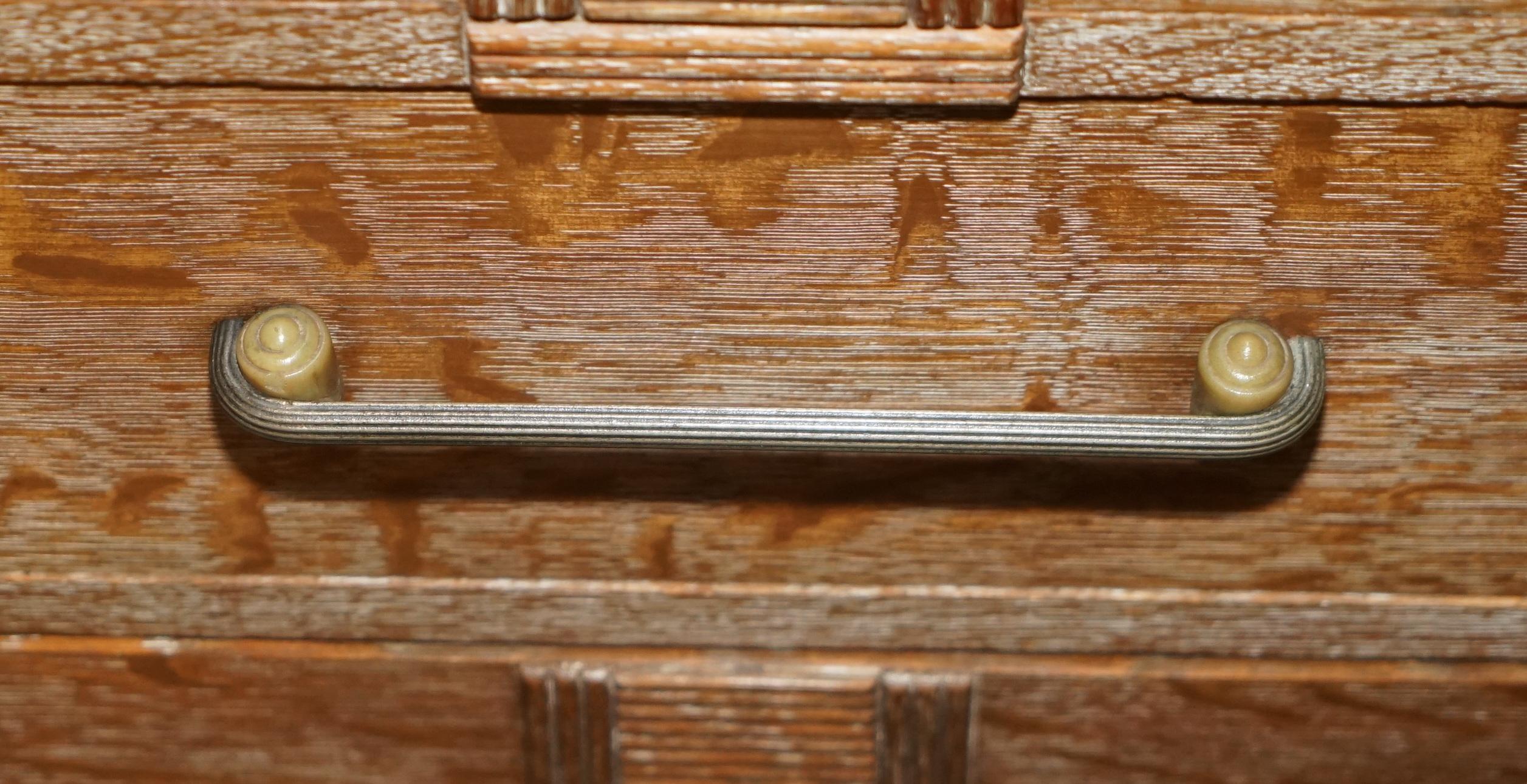 ART DECO HEALS LONDON LIMED OAK TALL CHEST OF DRAWERS OF A LARGE SUiTE (Eichenholz) im Angebot