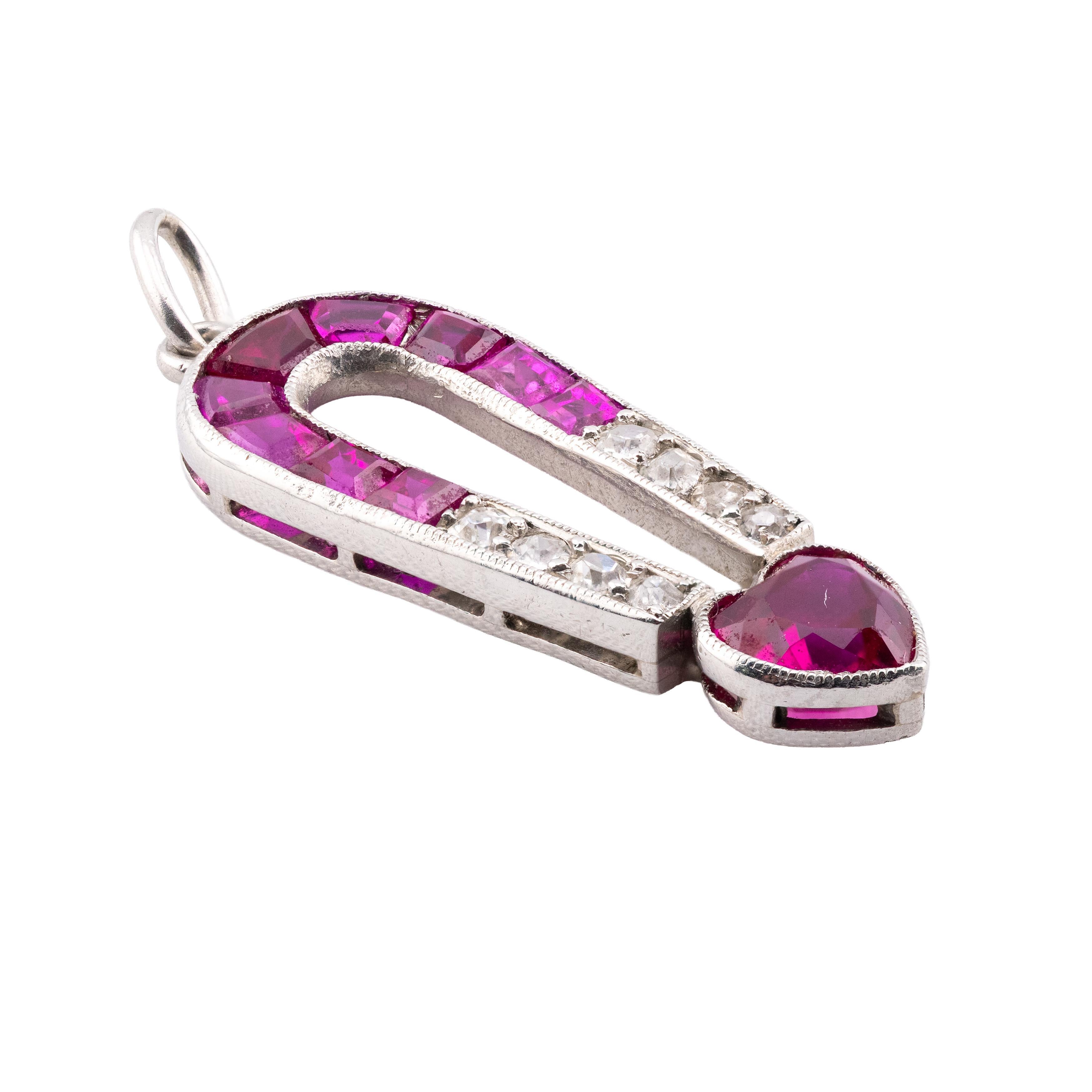 Aston Estate Jewelry presenta:

Uno squisito ciondolo o charm in stile Art Déco realizzato in platino.

Adornato con un rubino da 0,5 carati con taglio a cuore, la vibrante pietra rossa è il punto focale di questo pezzo.

Accentuato da altri 9
