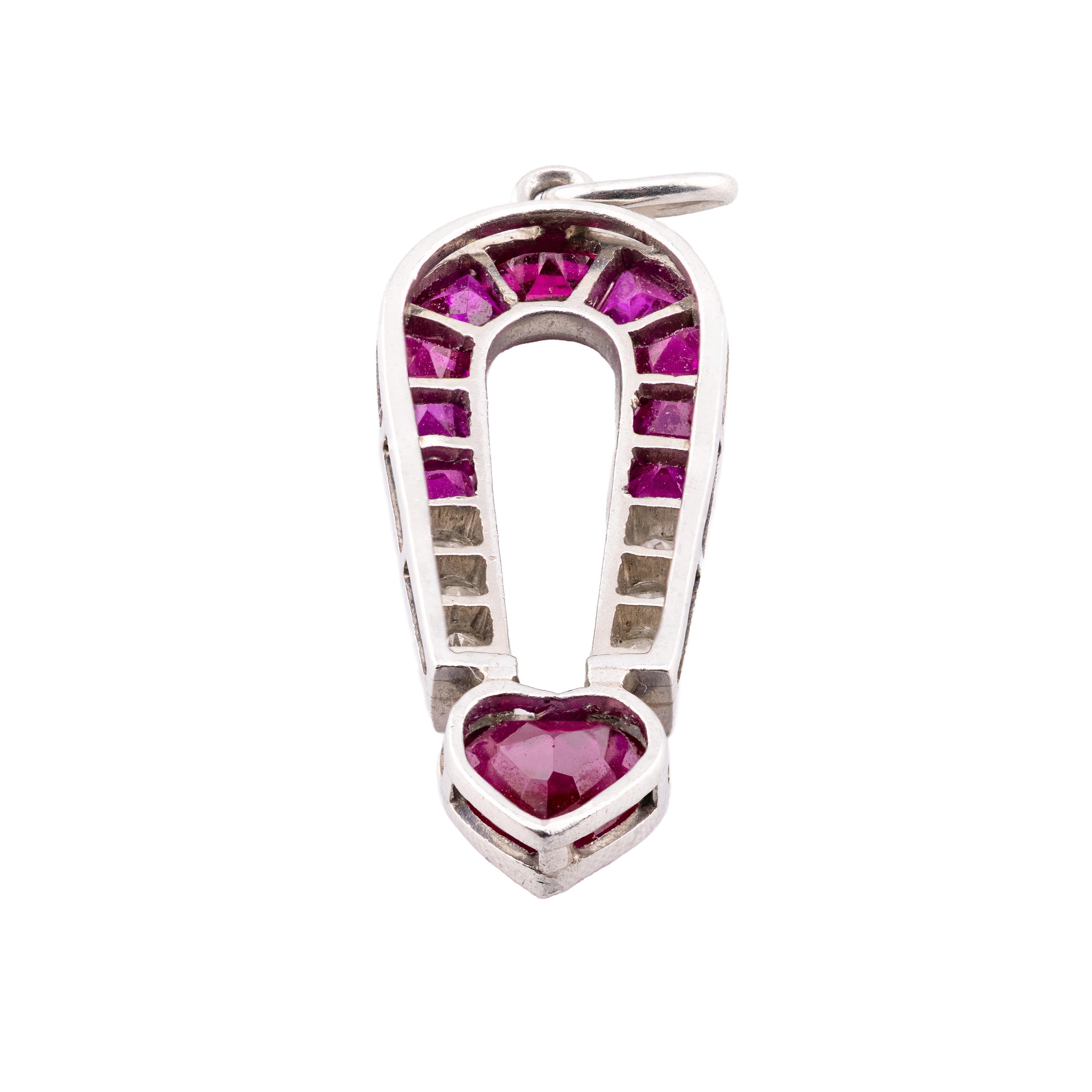 Cuore Ciondolo a forma di cuore e calamita con diamante e rubino in platino Art Deco in vendita