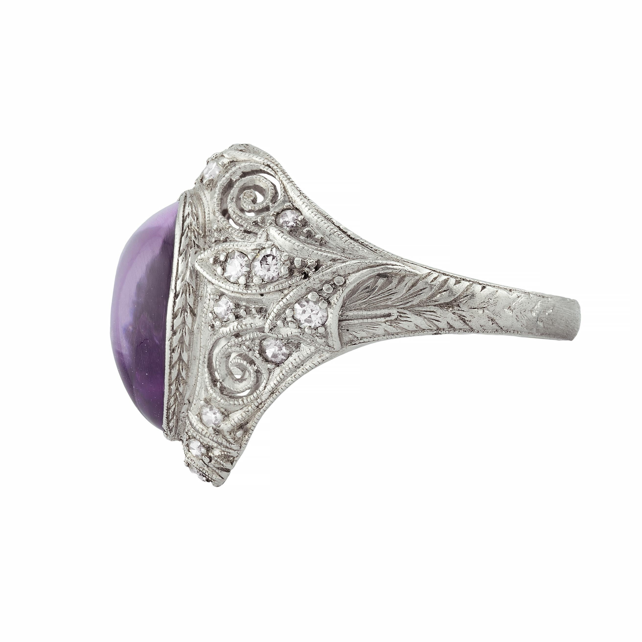 Aston Estate Jewelry stellt vor:

Ein atemberaubender originaler Amethyst- und Diamantring aus Platin aus der Zeit des Art déco.  In der Mitte befindet sich ein romantischer herzförmiger Amethyst von wunderschöner blassvioletter Farbe in einer