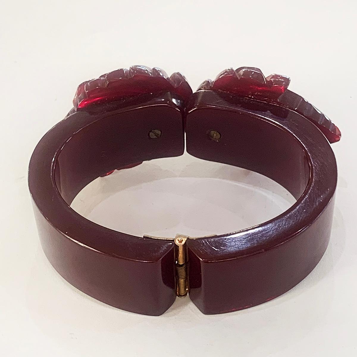 Art Deco Heavily carved dark red bakelite hinged clamper bangle bracelet In Good Condition For Sale In Daylesford, Victoria