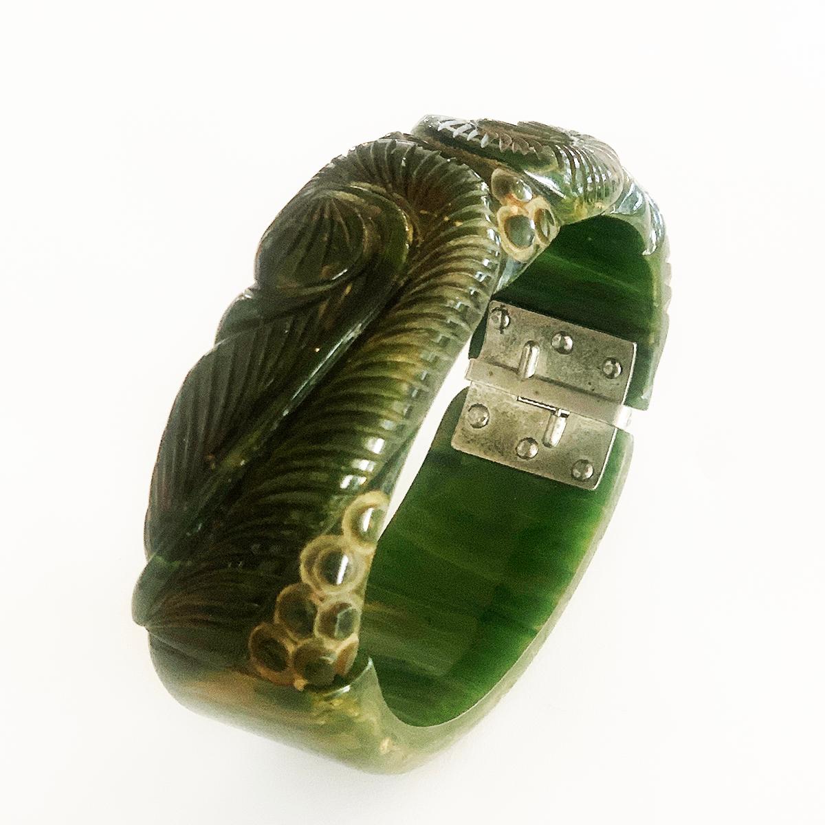 Art Deco heavily carved jade green marbled bakelite clamper hinged bracelet In Good Condition For Sale In Daylesford, Victoria