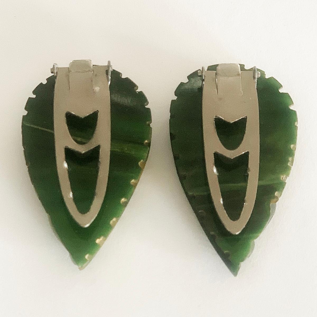 Art Deco heavily carved jade green marbled dress clips In Good Condition For Sale In Daylesford, Victoria