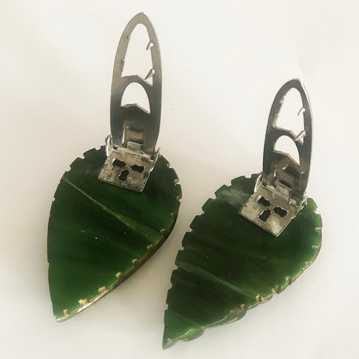 Women's or Men's Art Deco heavily carved jade green marbled dress clips For Sale