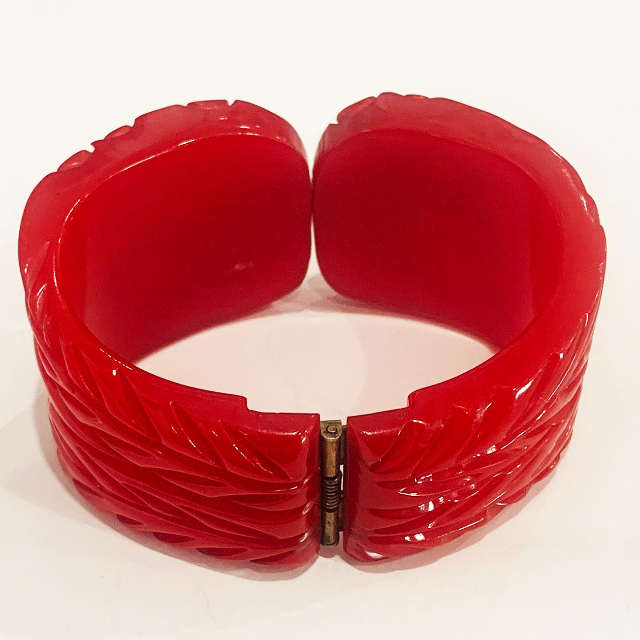 Art Deco heavily carved Lipstick red clamper hinged bangle bracelet In Good Condition In Daylesford, Victoria