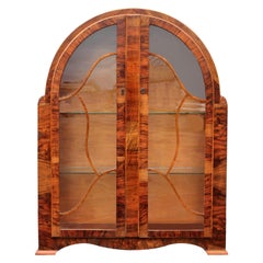 Vitrine Art Déco en noyer fortement ouvragé:: vers 1930
