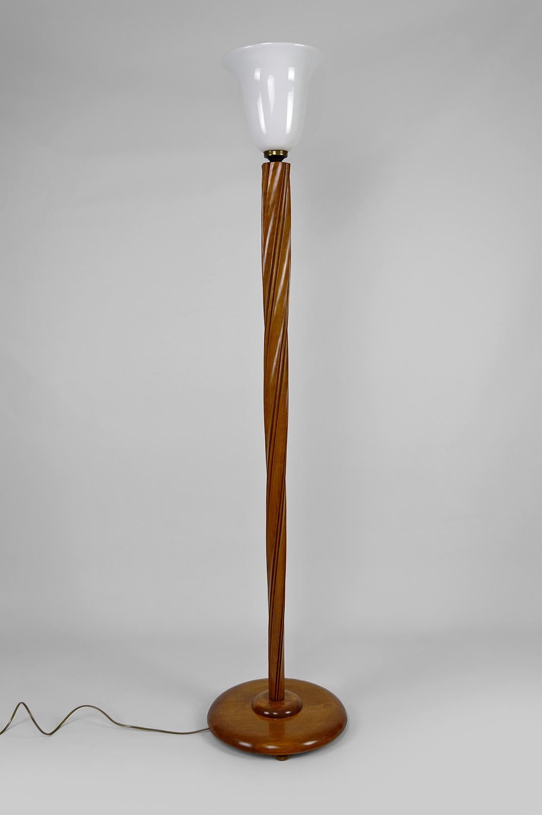 Magnificent living room floor lamp in wood (beech), with a body in the shape of a helix (helical) resting on a circular base.
Diffuser in white opaline reminiscent of Mazda productions.

Modernist Art Deco style, France, circa 1930-1940.

In