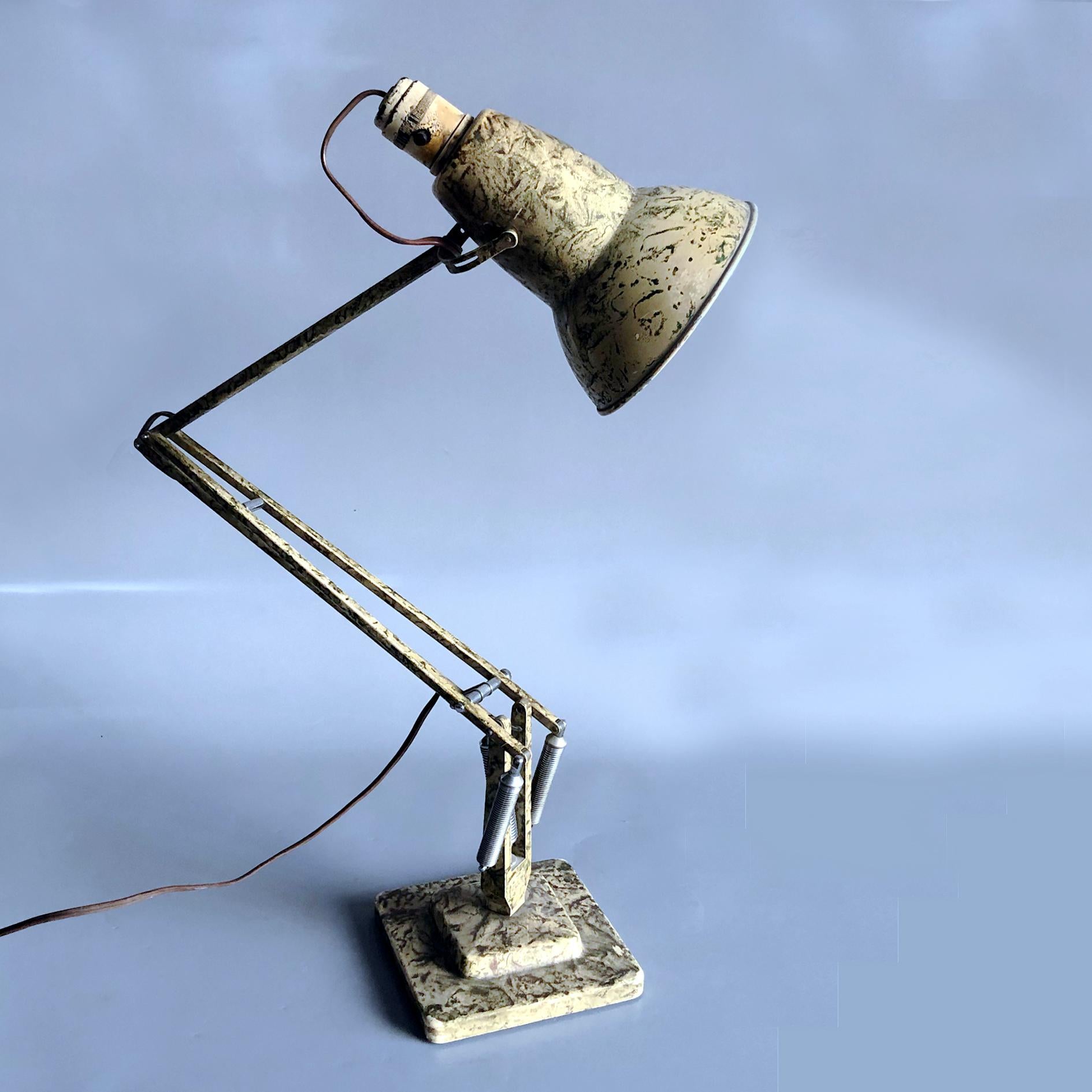 Herbert Terry Anglepoise adjustable lamp model 1227 designed by George Carwardine and made from 1938. Maker name is casted into the fork. The Scumble paint finish is original, has light patina and expected signs of age.
Dimensions: Base size: 15 cm