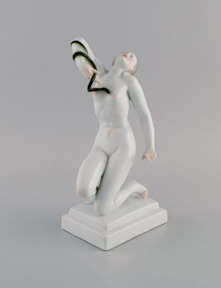 Figurine en porcelaine Art Déco Herend. Cléopâtre avec un serpent. 
Milieu du 20e siècle.
Mesures : 25 x 13 cm.
En parfait état.
Estampillé.
1ère qualité d'usine.