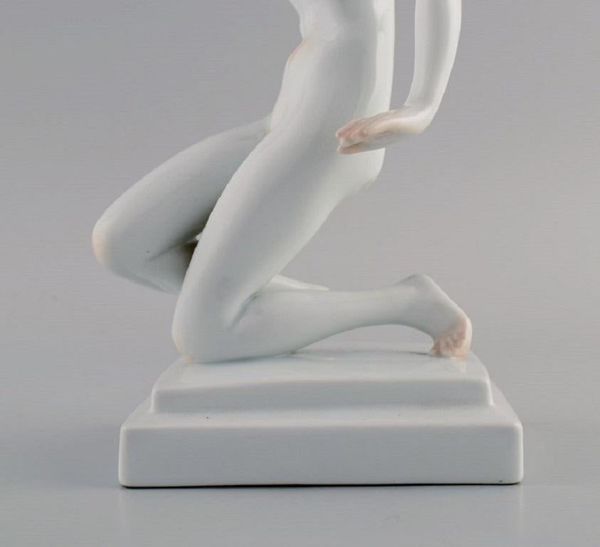 Hongrois Figurine en porcelaine Herend Art Déco, Cléopâtre avec serpent, milieu du 20e siècle en vente