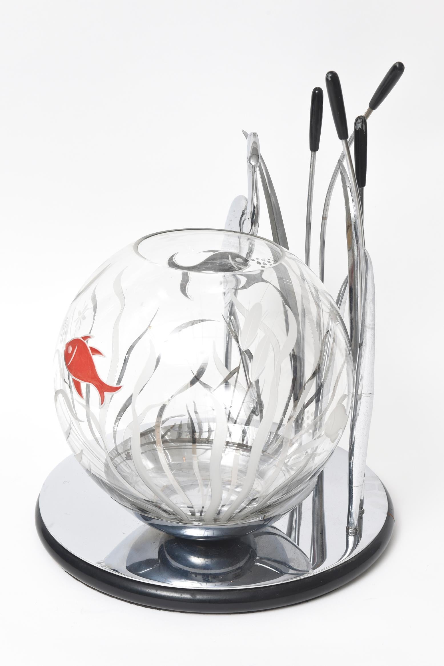 Art Deco Heron Bird and Cattails Chrome Sculpture with Glass Fish Bowl Aquarium In Good Condition For Sale In Miami Beach, FL