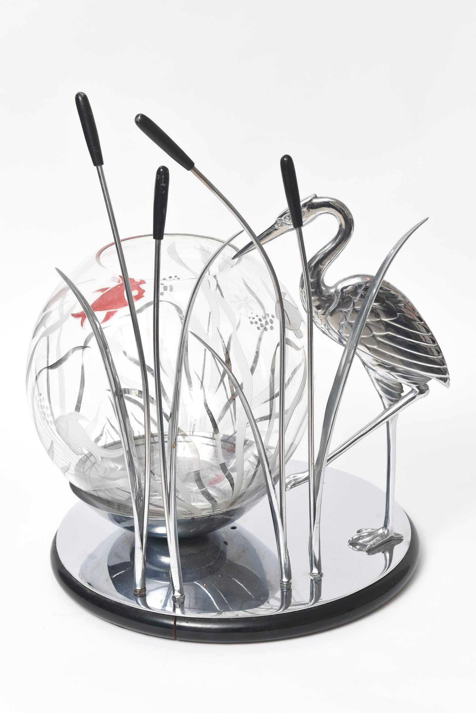 Sculpture en chrome Art Déco : Héron et quenouilles, avec aquarium à poissons en verre en vente 1