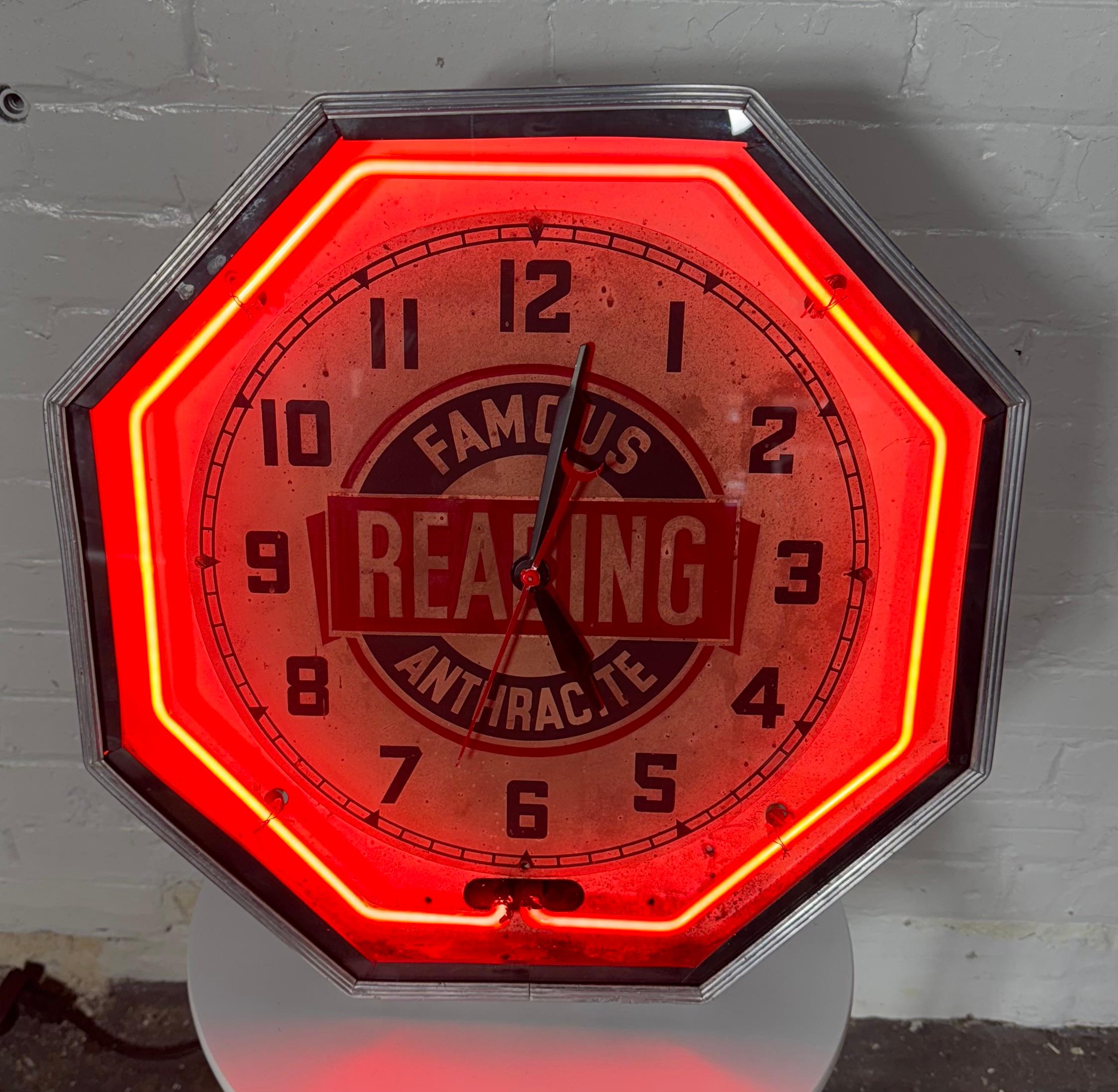 Sechseckige NEON-Werbeuhr im Art déco-Stil „FAMOUS READing ANTHRACITE“ roter Neon im Angebot 4