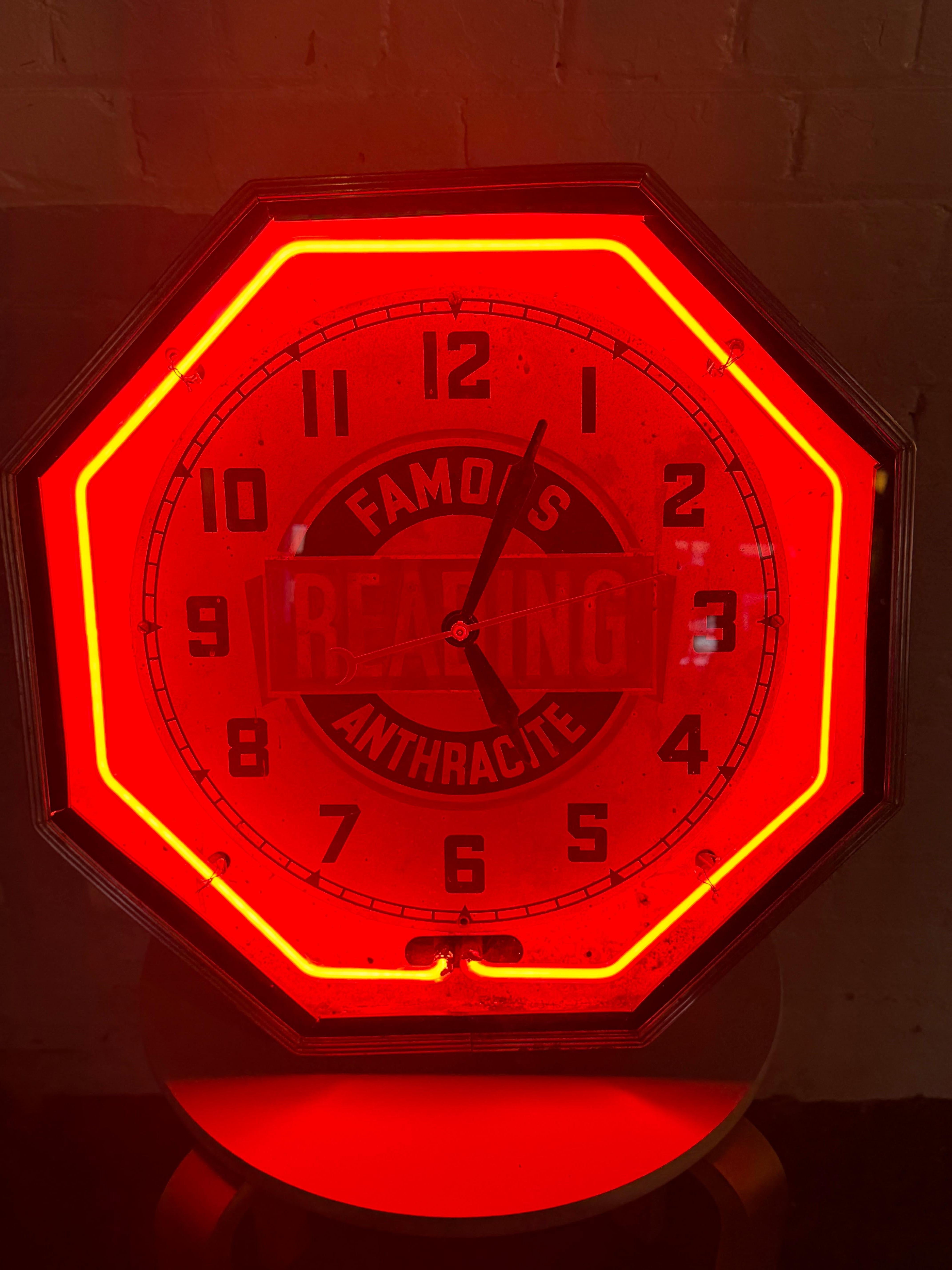 Sechseckige NEON-Werbeuhr im Art déco-Stil „FAMOUS READing ANTHRACITE“ roter Neon (amerikanisch) im Angebot