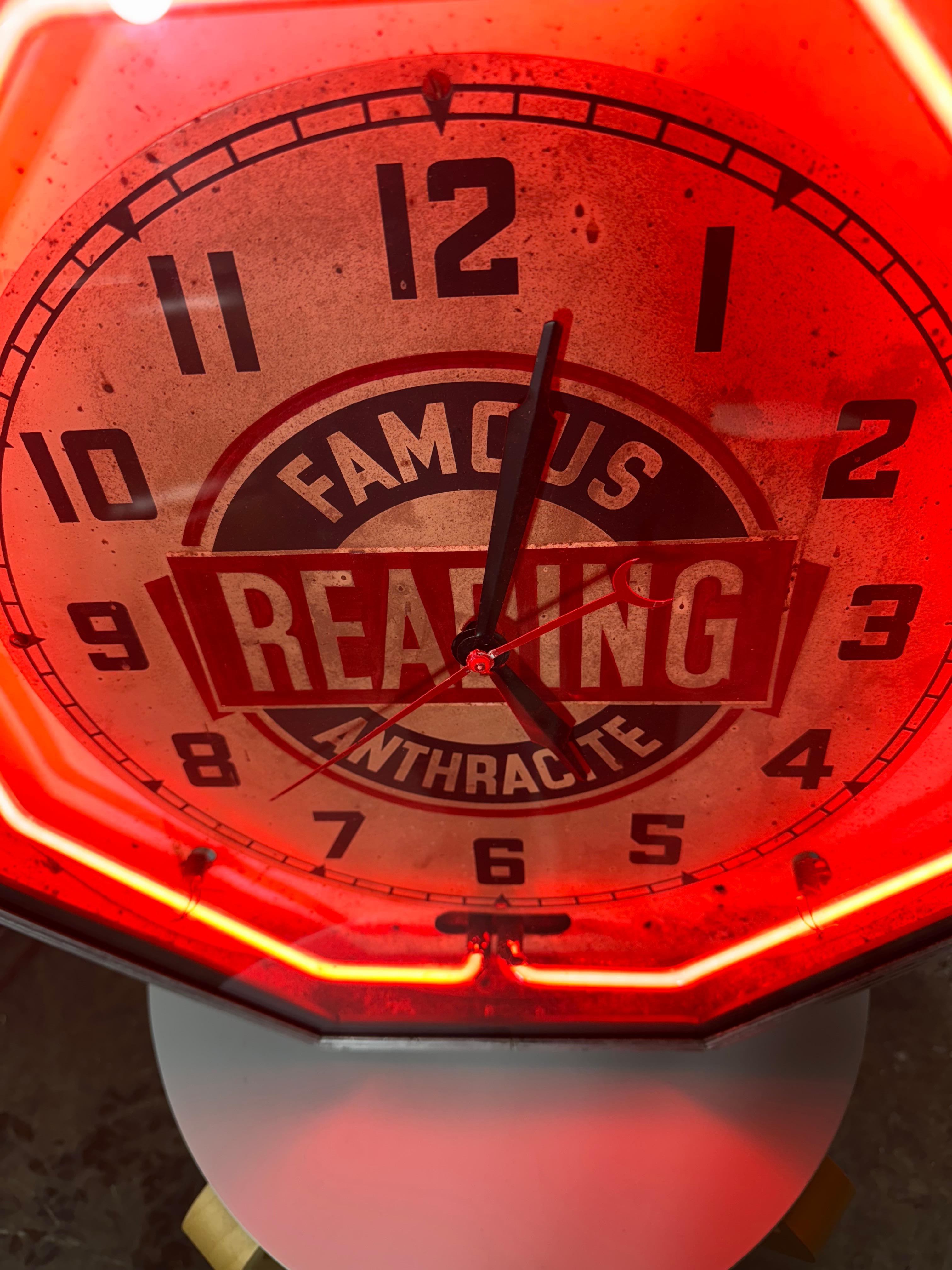 Sechseckige NEON-Werbeuhr im Art déco-Stil „FAMOUS READing ANTHRACITE“ roter Neon (Mitte des 20. Jahrhunderts) im Angebot