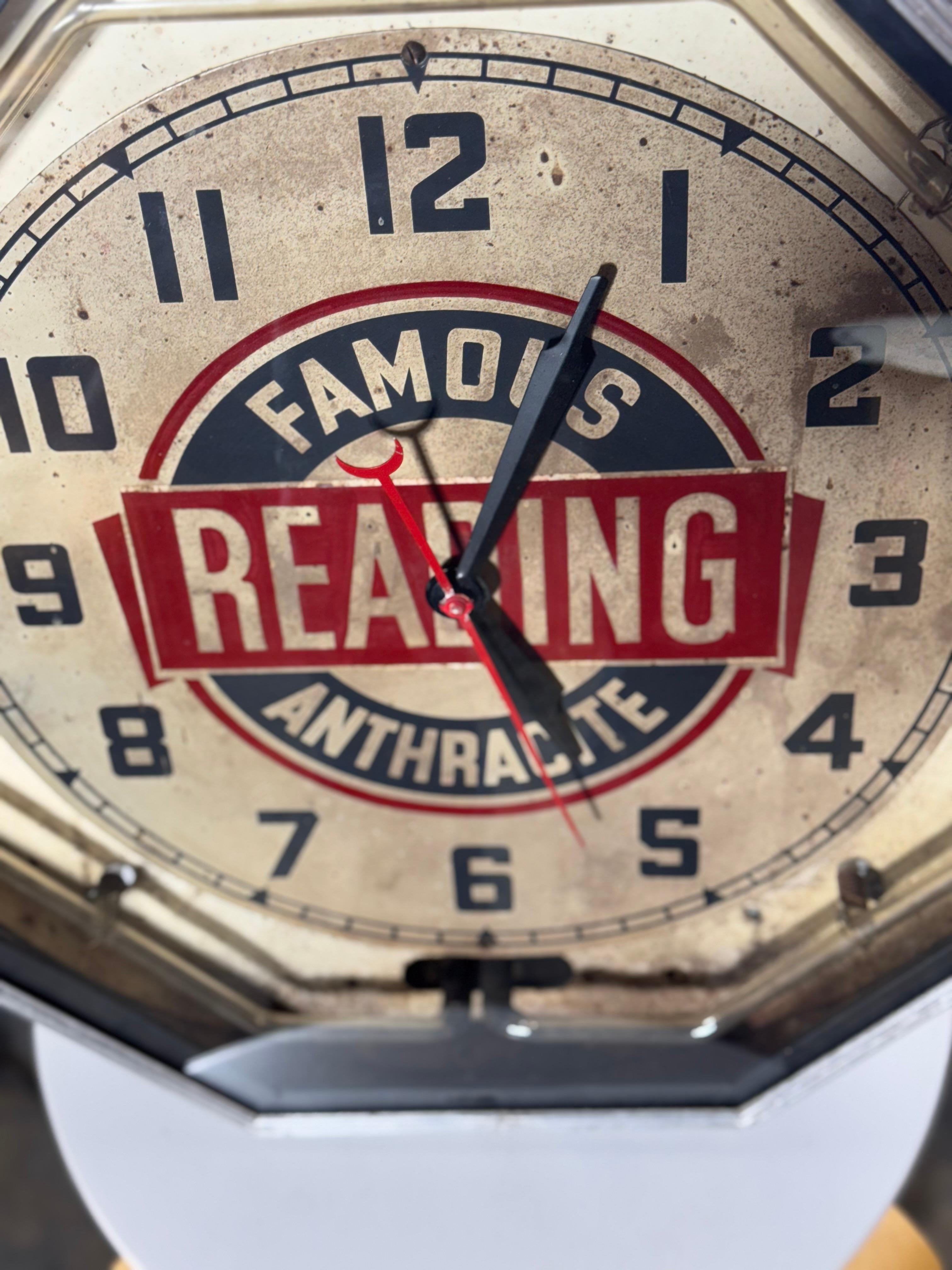 Sechseckige NEON-Werbeuhr im Art déco-Stil „FAMOUS READing ANTHRACITE“ roter Neon (Metall) im Angebot
