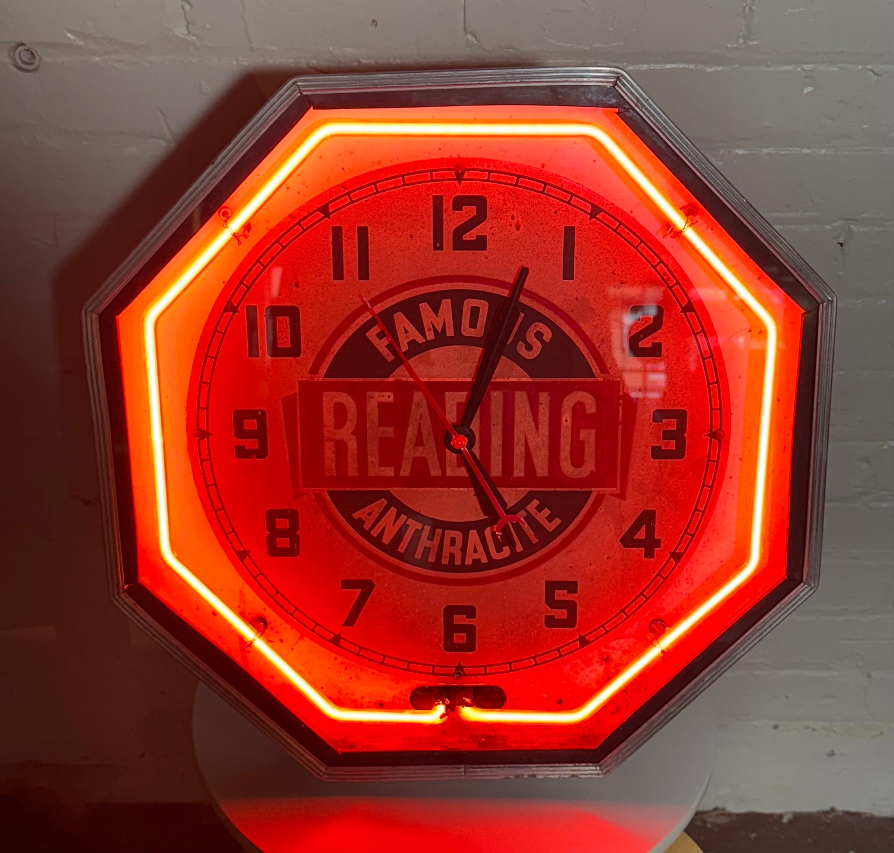 Sechseckige NEON-Werbeuhr im Art déco-Stil „FAMOUS READing ANTHRACITE“ roter Neon im Angebot 1