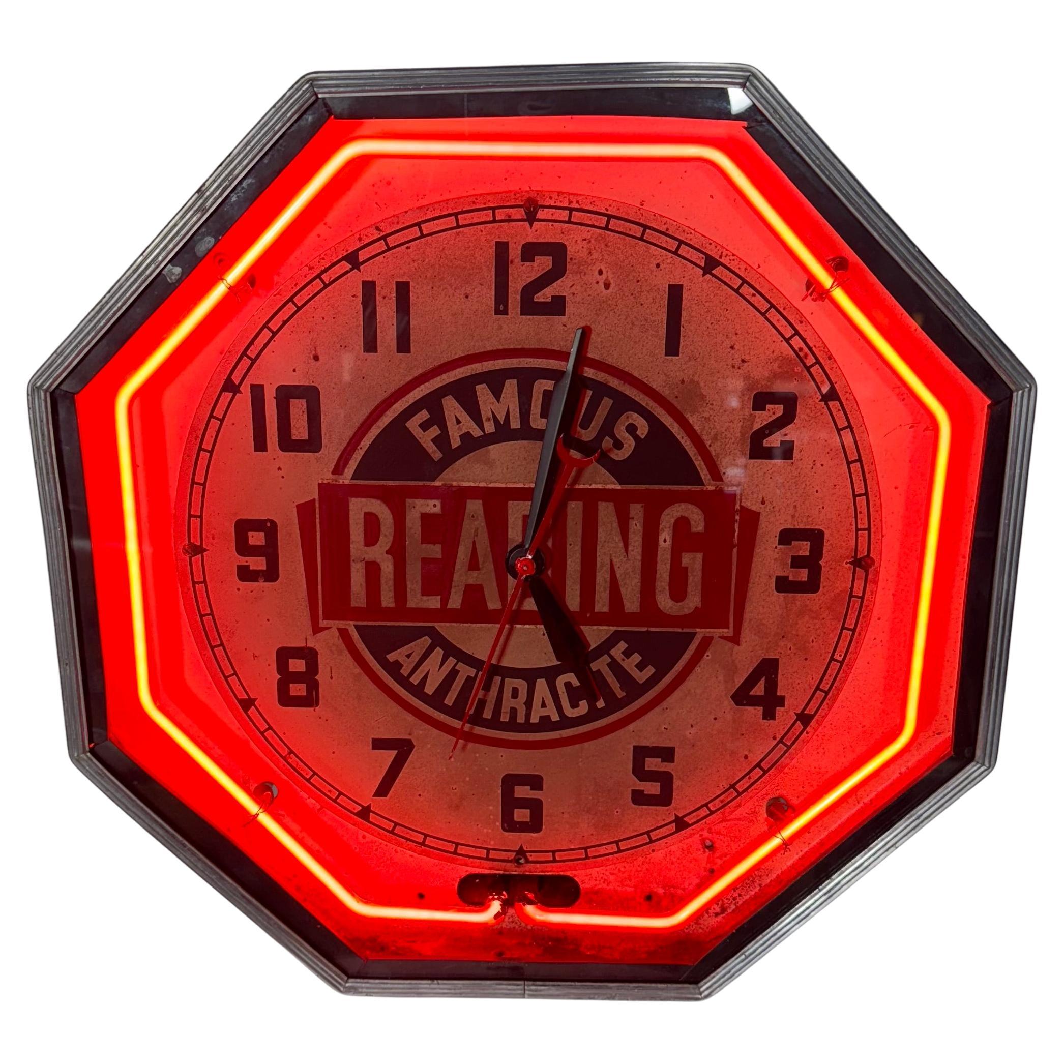 Horloge publicitaire Art Déco hexagonale en néon rouge « FAMOUS READING ANTHRACITE »
